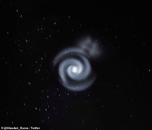L'astronome amateur Alasdair Burns a photographié l'étrange tourbillon qui provient&nbsp;d'une fusée de Space X.&nbsp;© Alasdair Burns