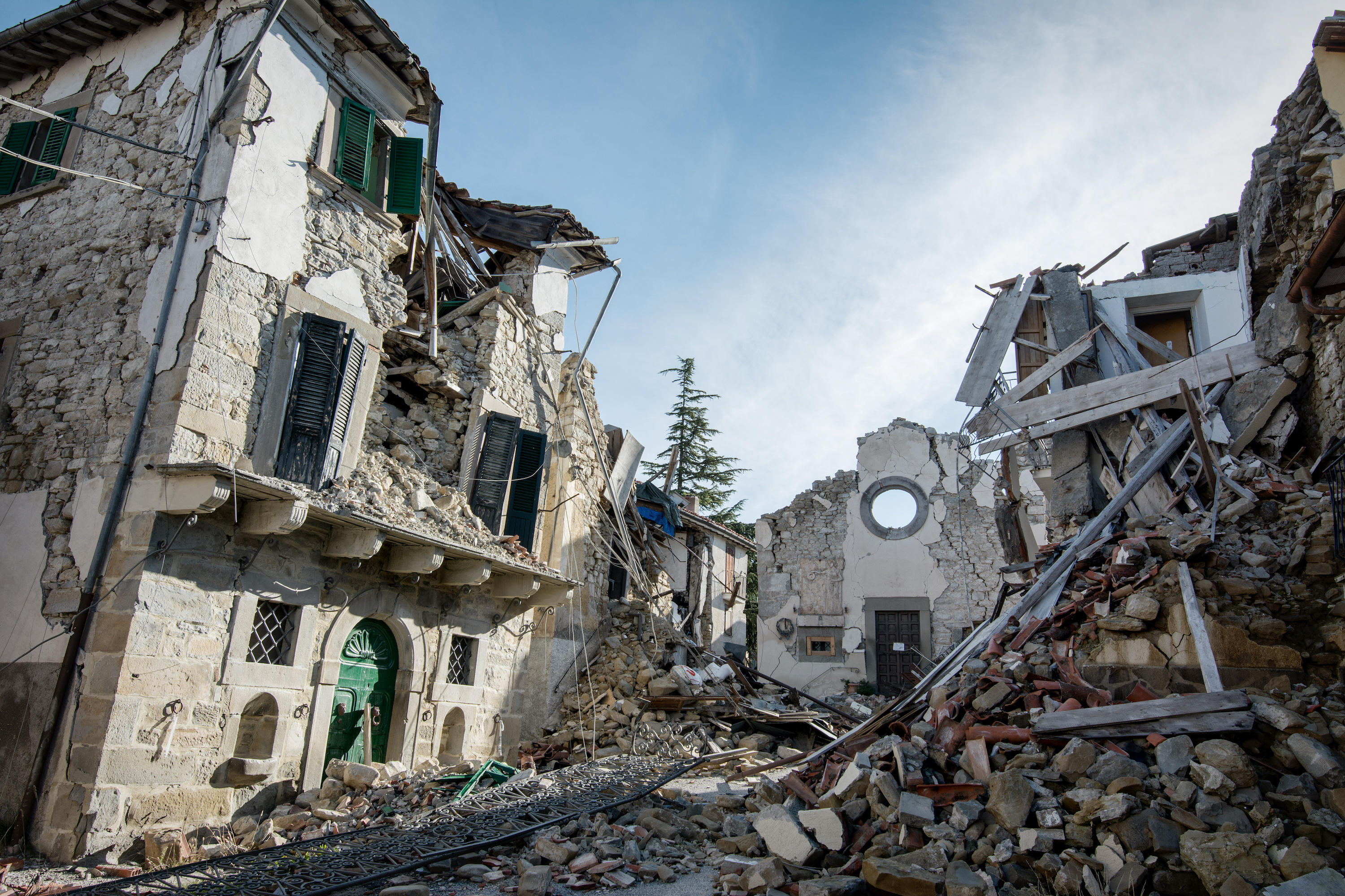 Le risque sismique prend en compte l'aléa sismique mais aussi la vulnérabilité des populations, notamment la capacité de résistance des constructions. © puckillustrations, Adobe Stock