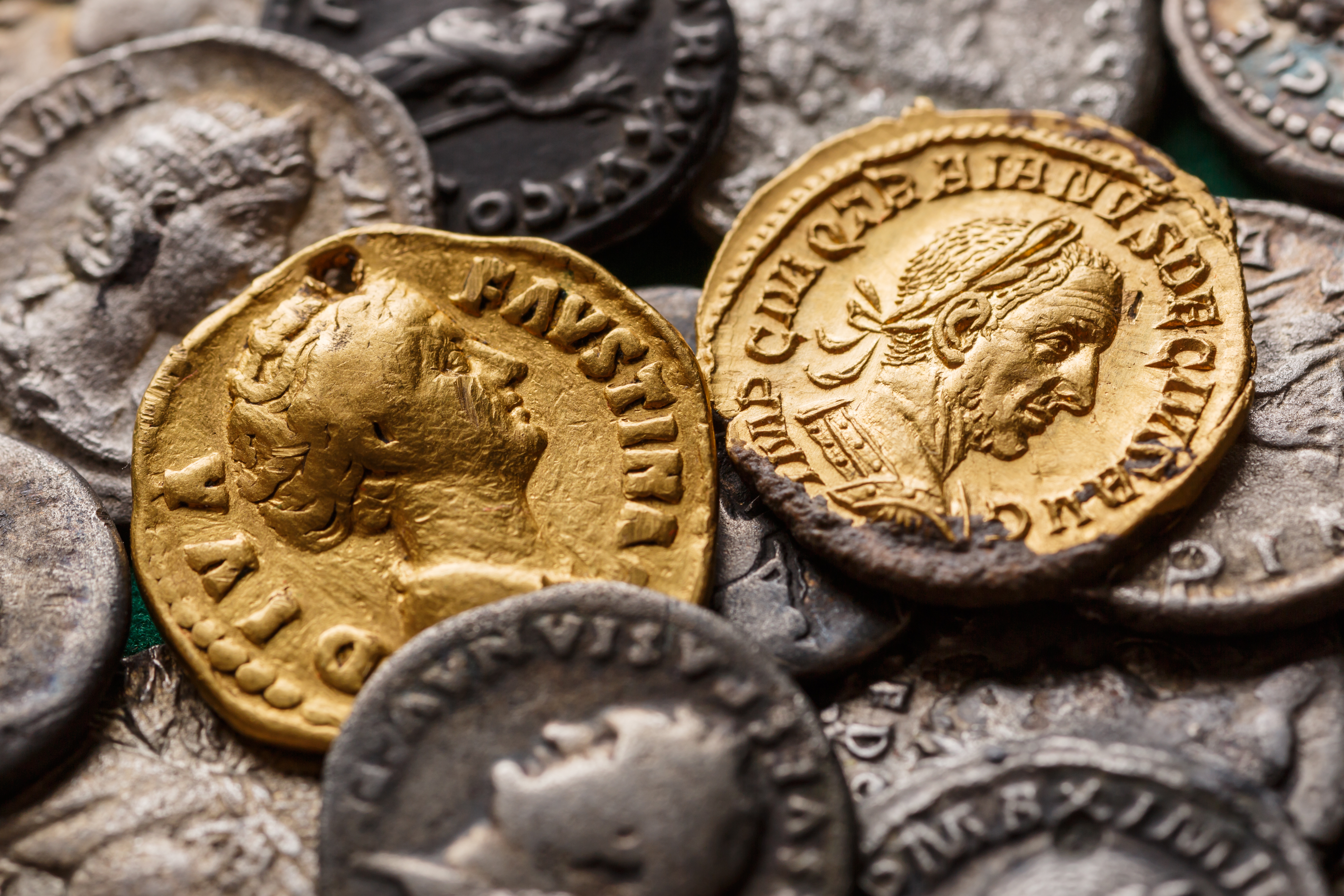 De nombreux trésors cachés ont été découverts en Italie, signe de personnes cherchant à protéger leur fortune. Ici, des pièces d'or et d'argent datant du règne de Dèce entre 249 et 251. © bukhta79, Adobe Stock