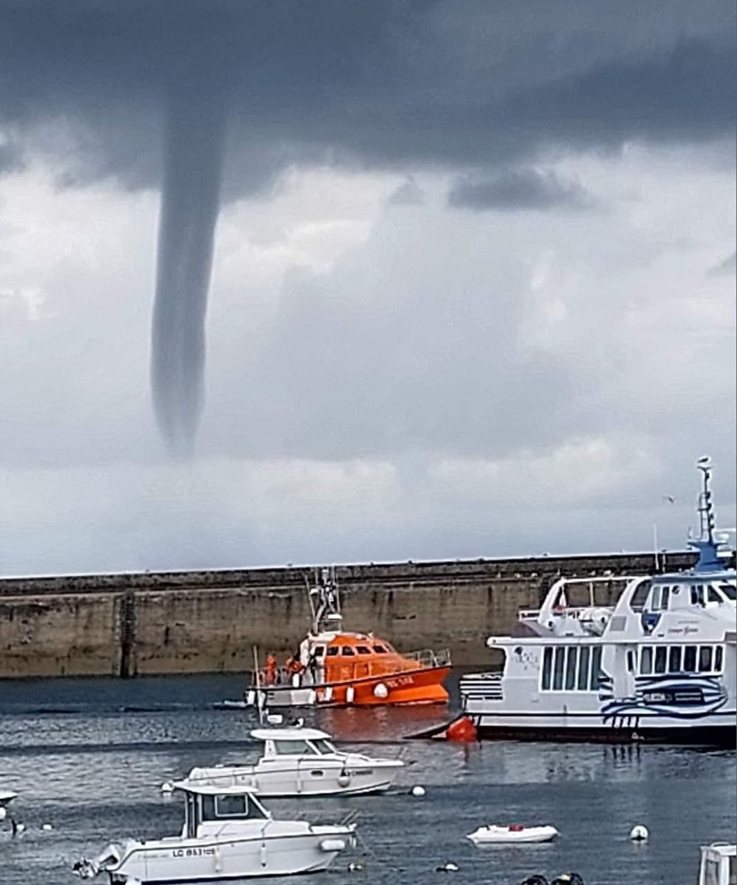 Les sauveteurs en mer (SNSM) de la Presqu'île de Quiberon ont pris cette photo de la trombe marine ce samedi. @ SNSMQuiberon