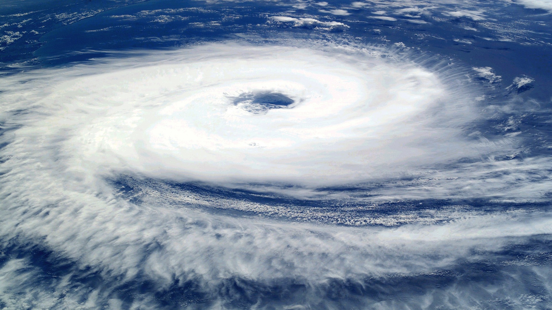 Les ouragans s'intensifient plus rapidement, mais ils sont aussi plus pluvieux tout en se déplaçant moins rapidement qu'avant. © Canva