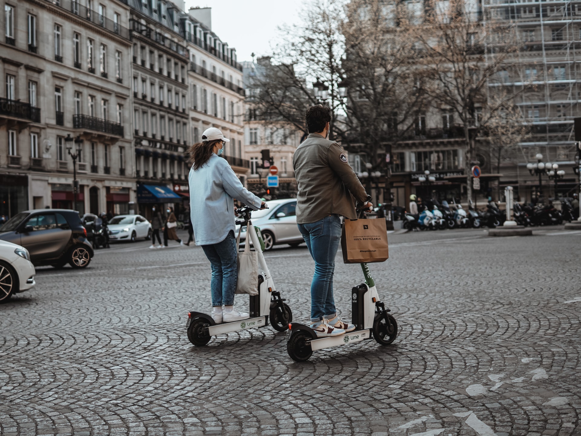 Trottinettes électriques, vélos électriques… monoroues sont les différentes solutions e-mobilité pour mieux se déplacer dans l'espace urbain. © Vlad B, Unsplash