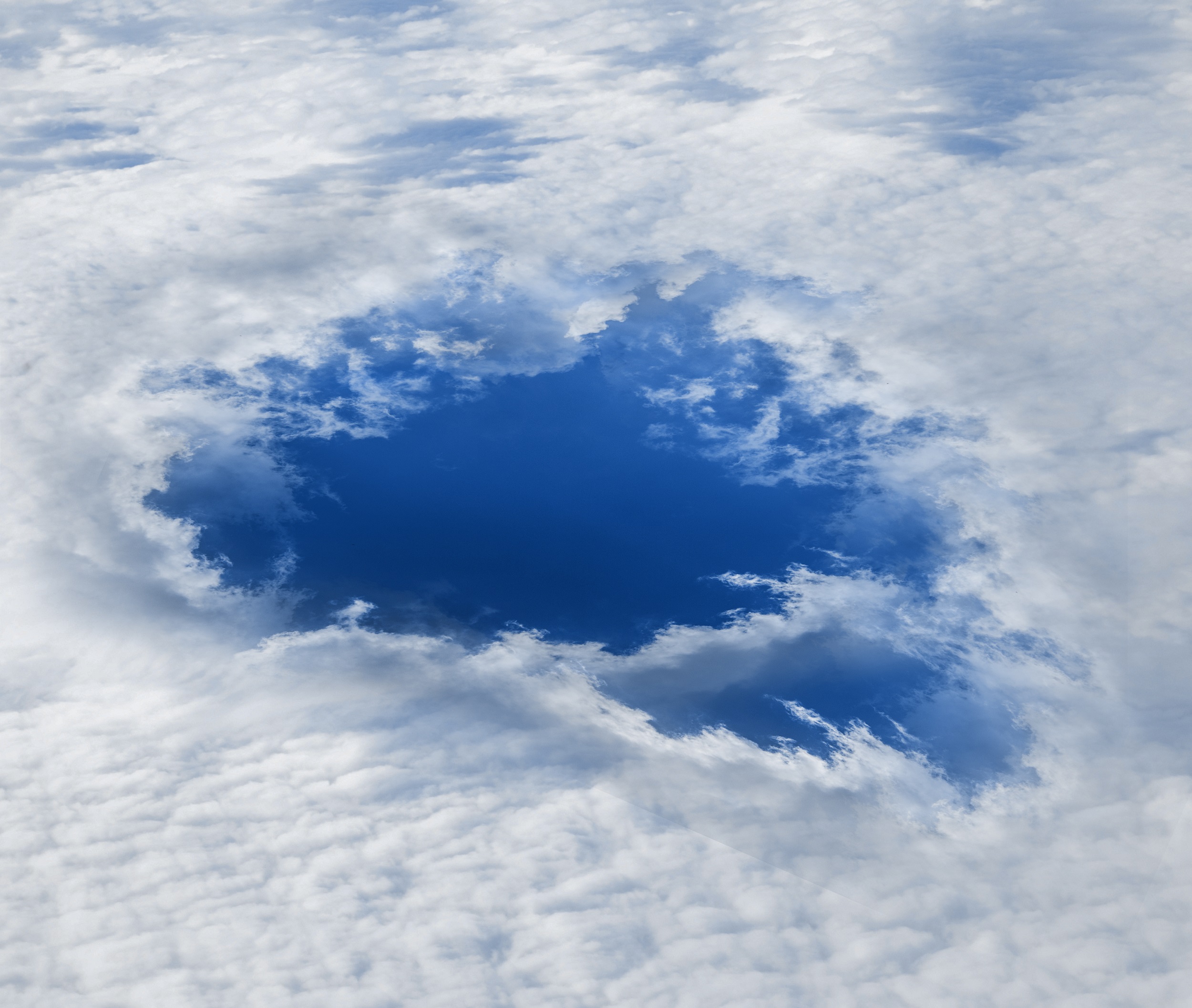 Le skypunch est un nuage très rare qui donne l'impression que le ciel s'est ouvert devant nous : il est inoffensif. © Butch, Adobe Stock