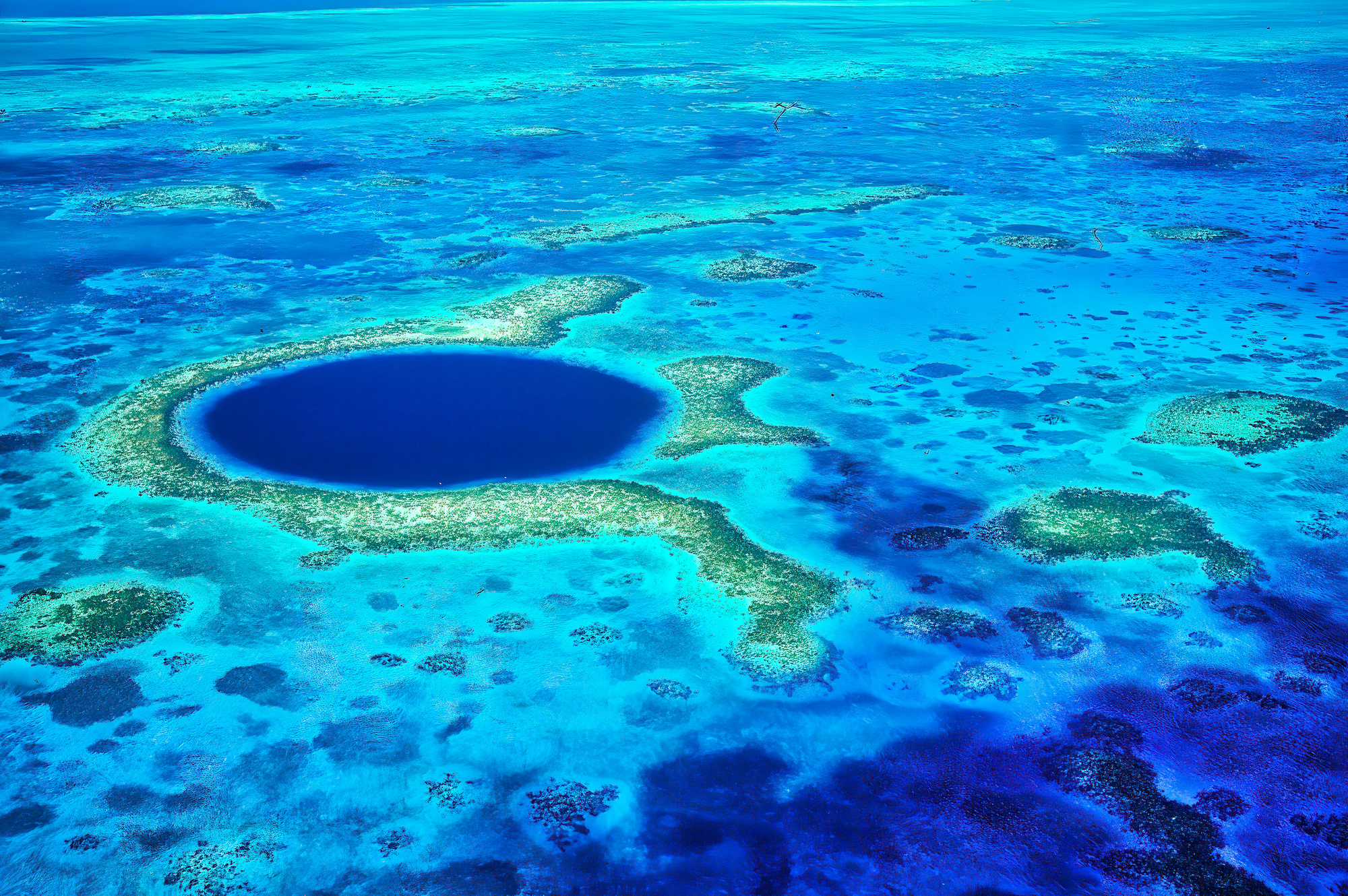 Le Grand Trou Bleu se situe au large de la côte du Belize, en Amérique centrale. © Greg, Adobe Stock