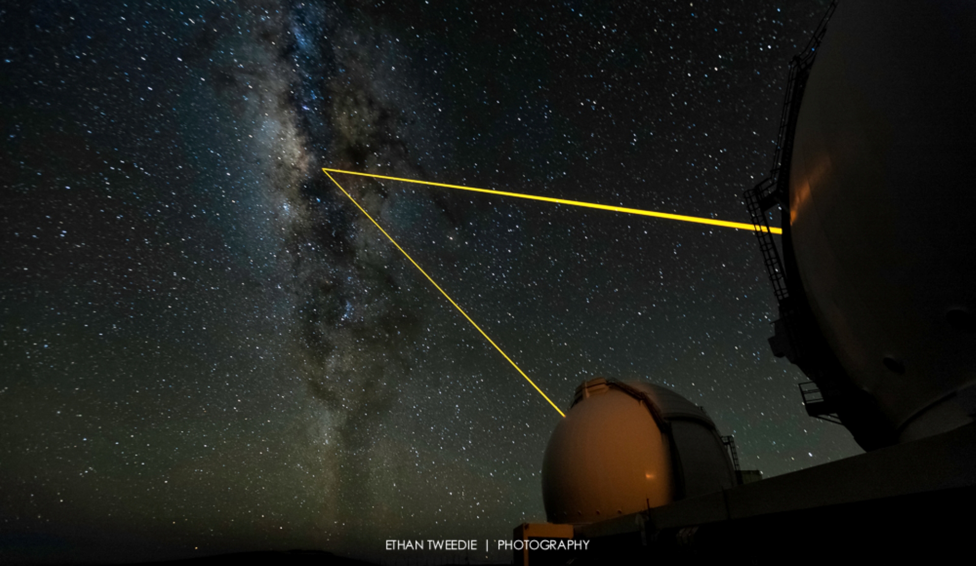 Pour observer le centre de la Voie lactée avec des instruments à optique adaptative, on utilise des faisceaux laser pour sonder l'état de turbulence de l'atmosphère au-dessus des télescopes du Keck. © Ethan Tweedy Photography