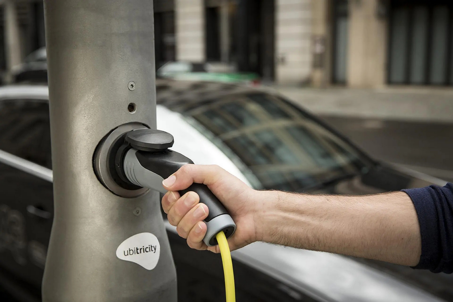 Moyennant 2.000 euros, Ubitricity peut transformer un lampadaire en station de recharge pour véhicules électriques. © Ubitricity