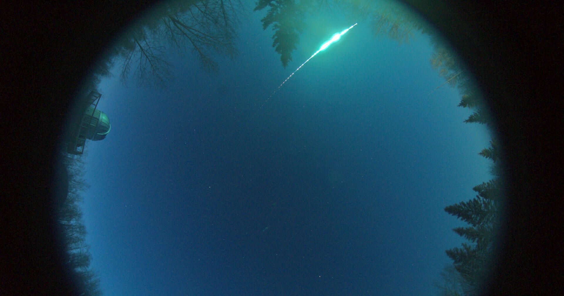 Le météore photographié par la caméra du Global Fireball Observatory au parc provincial du lac Miquelon, en Alberta. © Université de l'Alberta