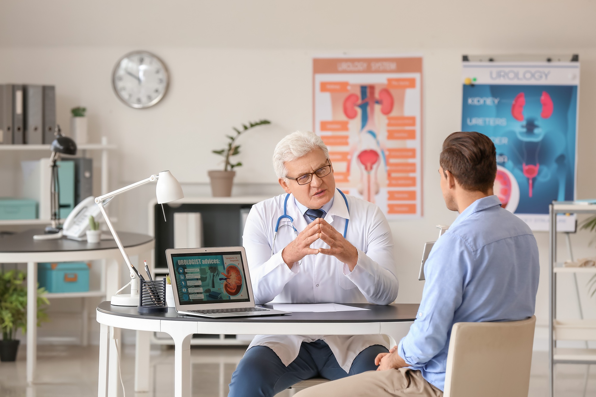 L'urologue est un médecin spécialiste de l'appareil urinaire et de l'appareil génital masculin. Il reçoit dans son cabinet aussi bien des hommes que des femmes, de tout âge, souffrant d'une pathologie plus ou moins comme l'infection urinaire, les calculs rénaux, le cancer de la prostate, le trouble de l'érection, incontinence... © Pixel-Shot, Adobe Stock.