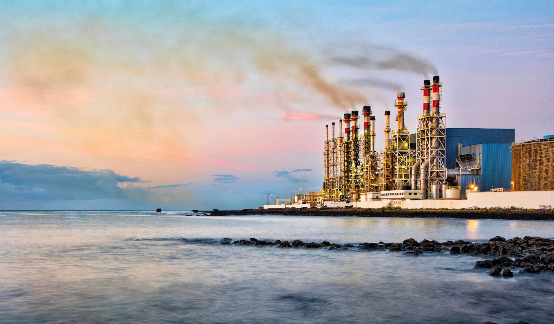L’usine de dessalement de l’eau de mer à Arecife, en Espagne, sur l’île de Lanzarote. © Gordon, Adobe Stock