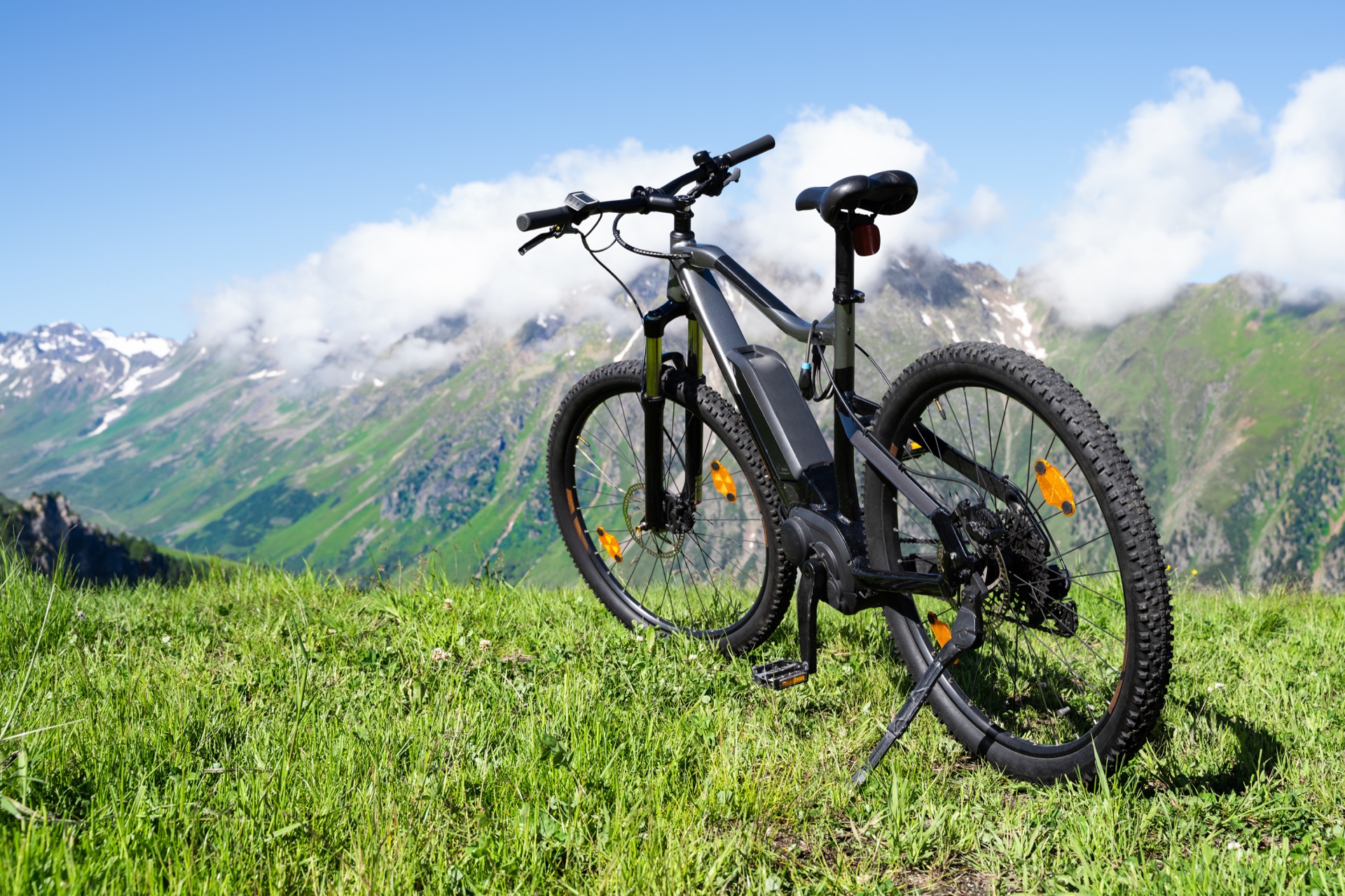 Quel est le modèle de vélo qui correspond le plus à vos besoins ? Explorer dans cet article les caractéristiques des 5 différents types de vélos électriques. © Andrey Popov, Adobe Stock
