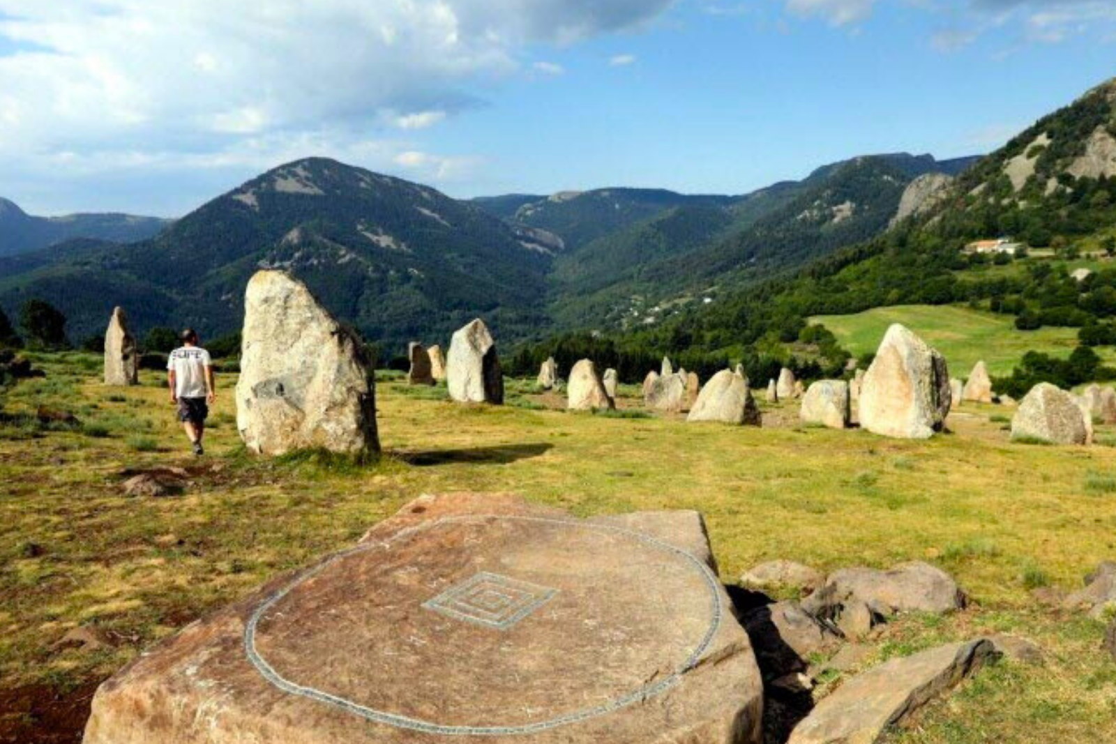 Des champignons géants poussent en Ardèche… mais ils sont faits de pierre ! © Fabrice Hébrard, iStock