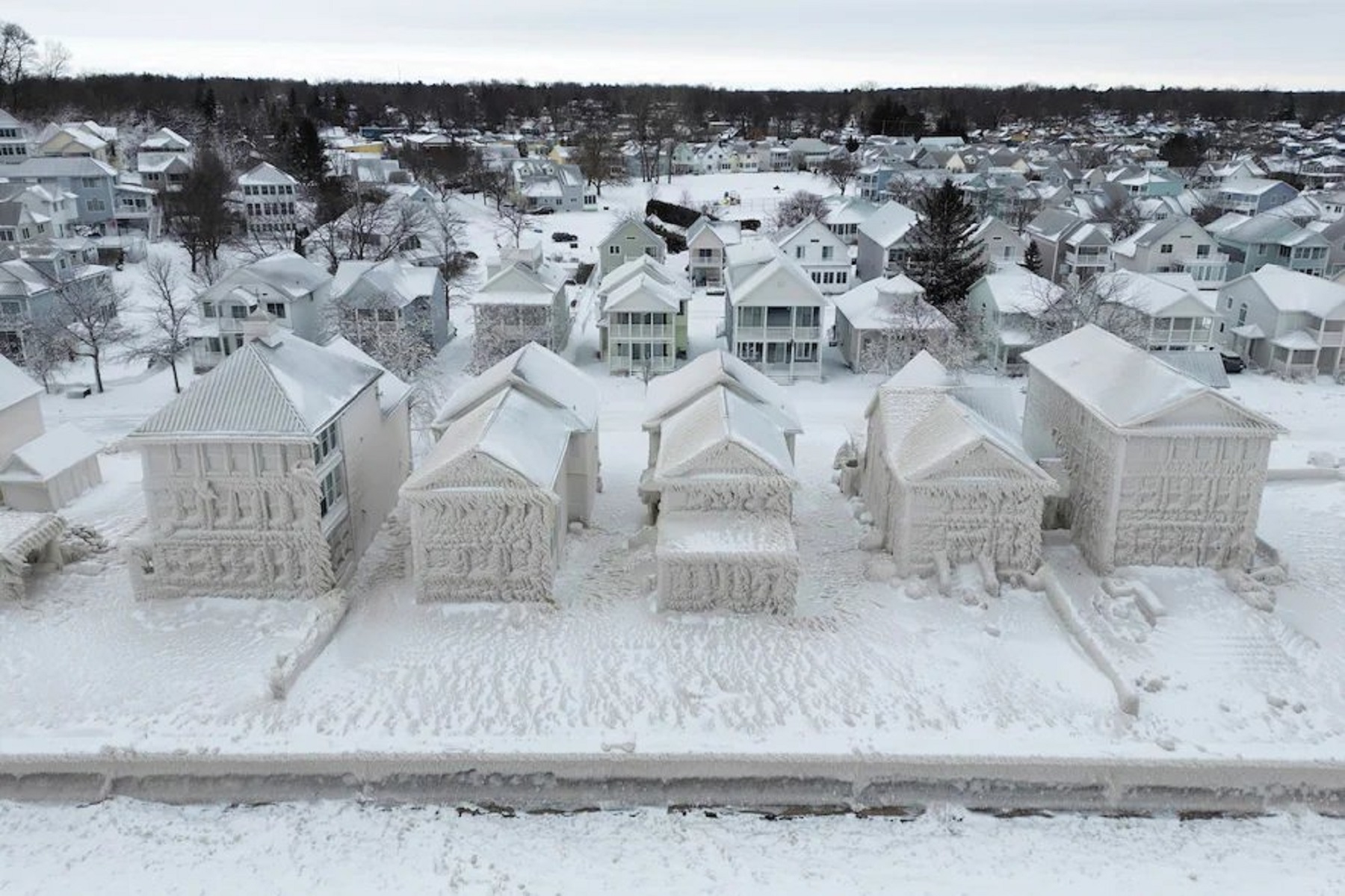 Les habitations de Fort Erie, en Ontario (Canada) complètement figées dans la glace. © Nick Iwanyshyn