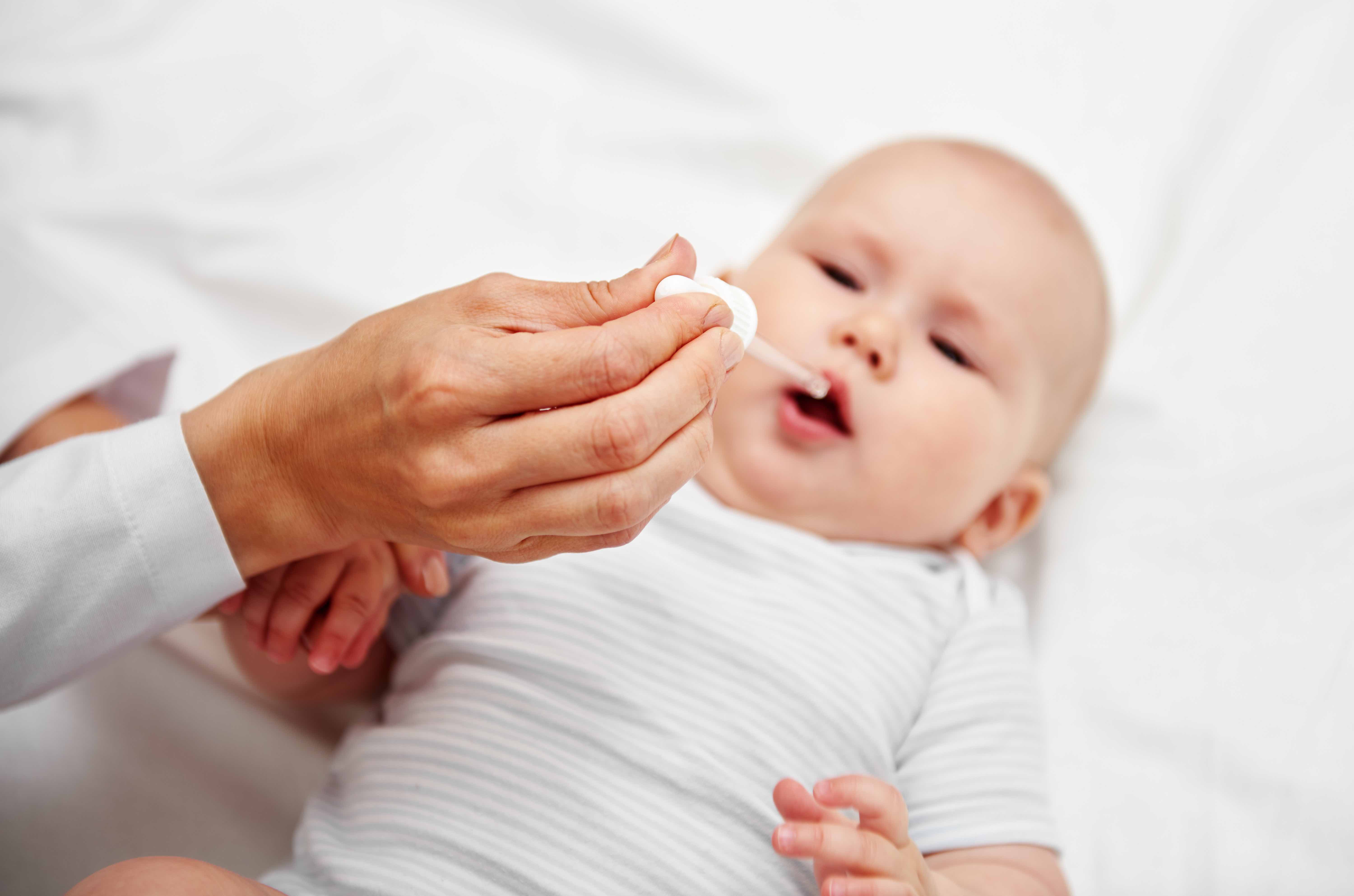 Une supplémentation en vitamine D est recommandée chez les bébés en suivant les recommandations d'un professionnel de la santé. © Stasique, Adobe Stock