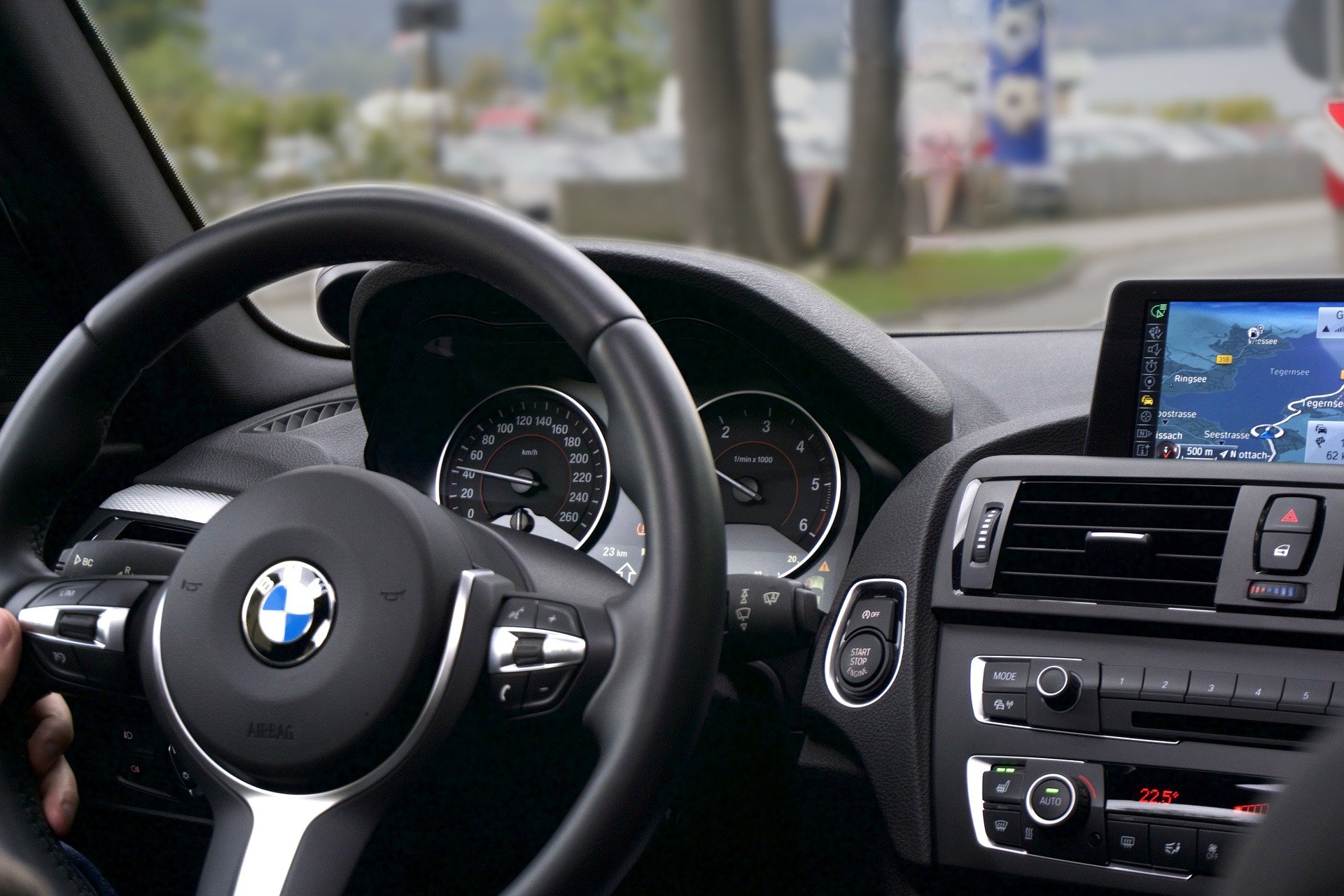 Des failles dans un module GPS permettent de suivre et même arrêter les voitures pendant qu’elles roulent. © Pexels, Pixabay