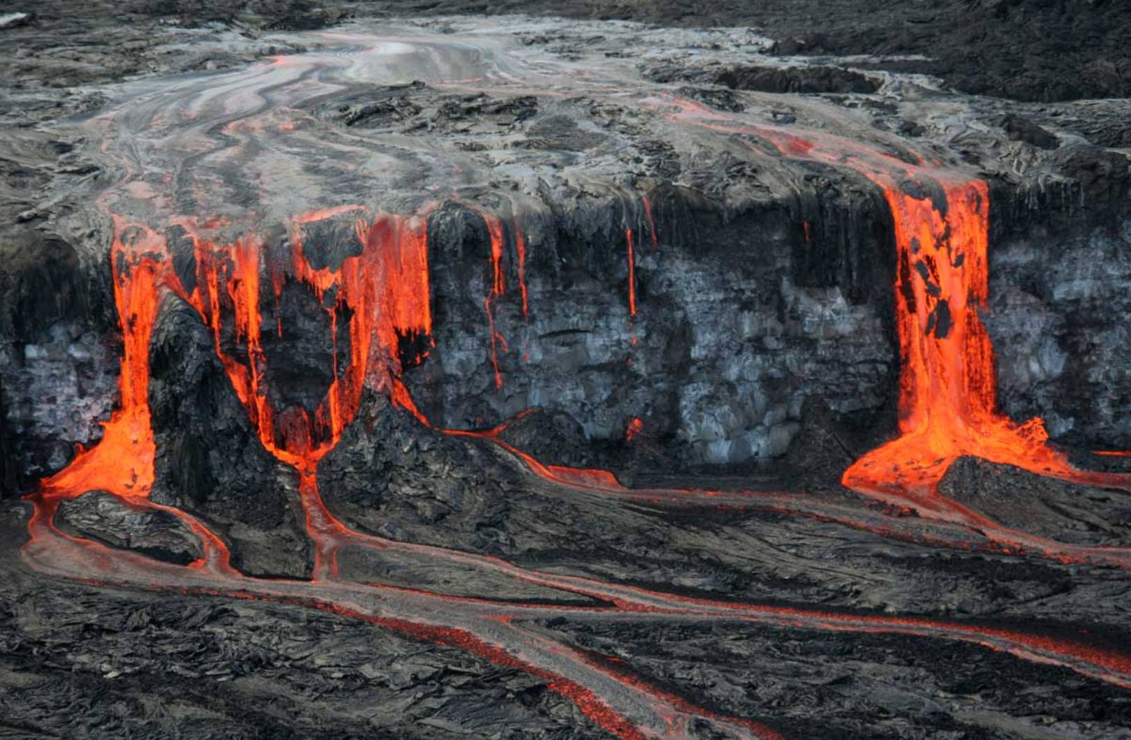 Une éruption du volcan Kilauea à Hawaï a émis de grandes quantités de laves formant la cascade que l'on voit sur cette photo. © USGS