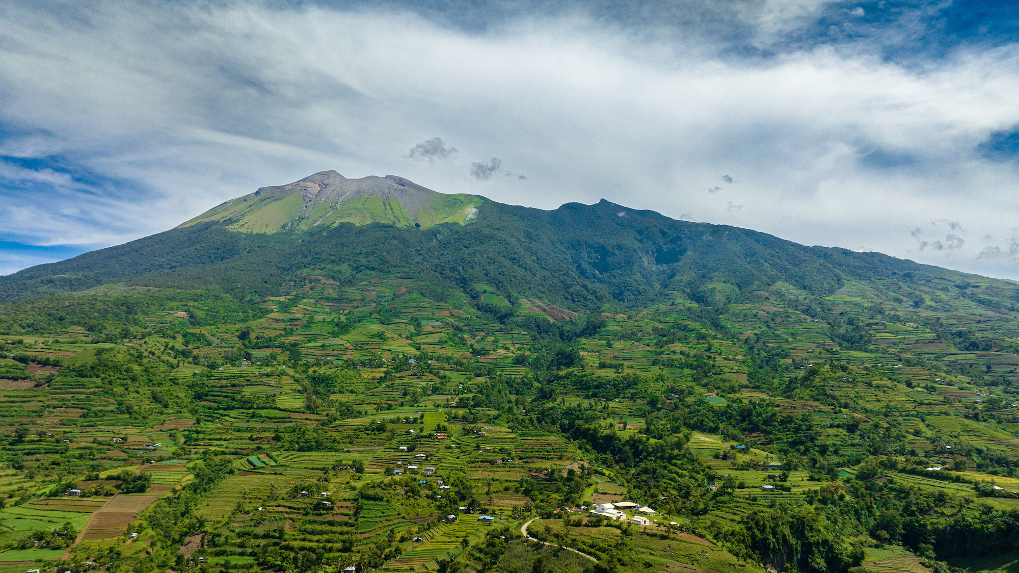 Le volcan Kanlaon, aux Philippines, avec des cultures sur les flancs. © Alex Traveler, Adobe Stock