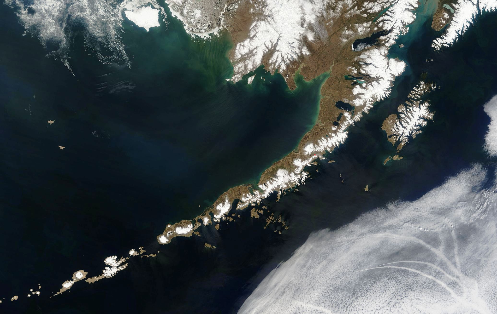 Si la Terre est habitable, serait-ce grâce aux volcans ? Ici, les îles Aléoutiennes,&nbsp;un archipel des États-Unis situé dans le sud-ouest de l'Alaska. Ce sont des îles volcaniques. © Jeff Schmaltz, Nasa