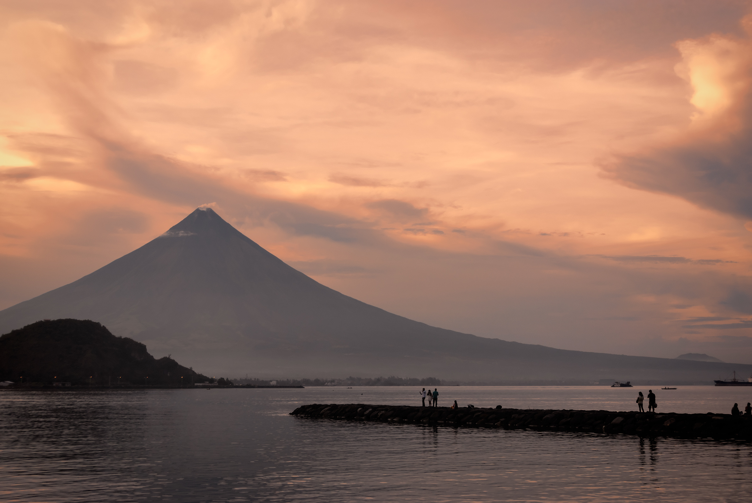 Le volcan Mayon est entré en éruption et menace les Philippines. Le voici en photo au soleil couchant. © ottosphotos, Fotolia