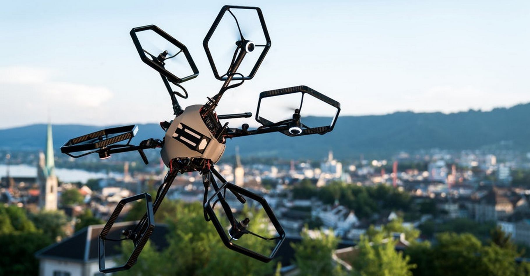 Le drone à rotors pivotants Voliro de l’ETH Zurich permet de réaliser des figures inédites. © ETH Zurich