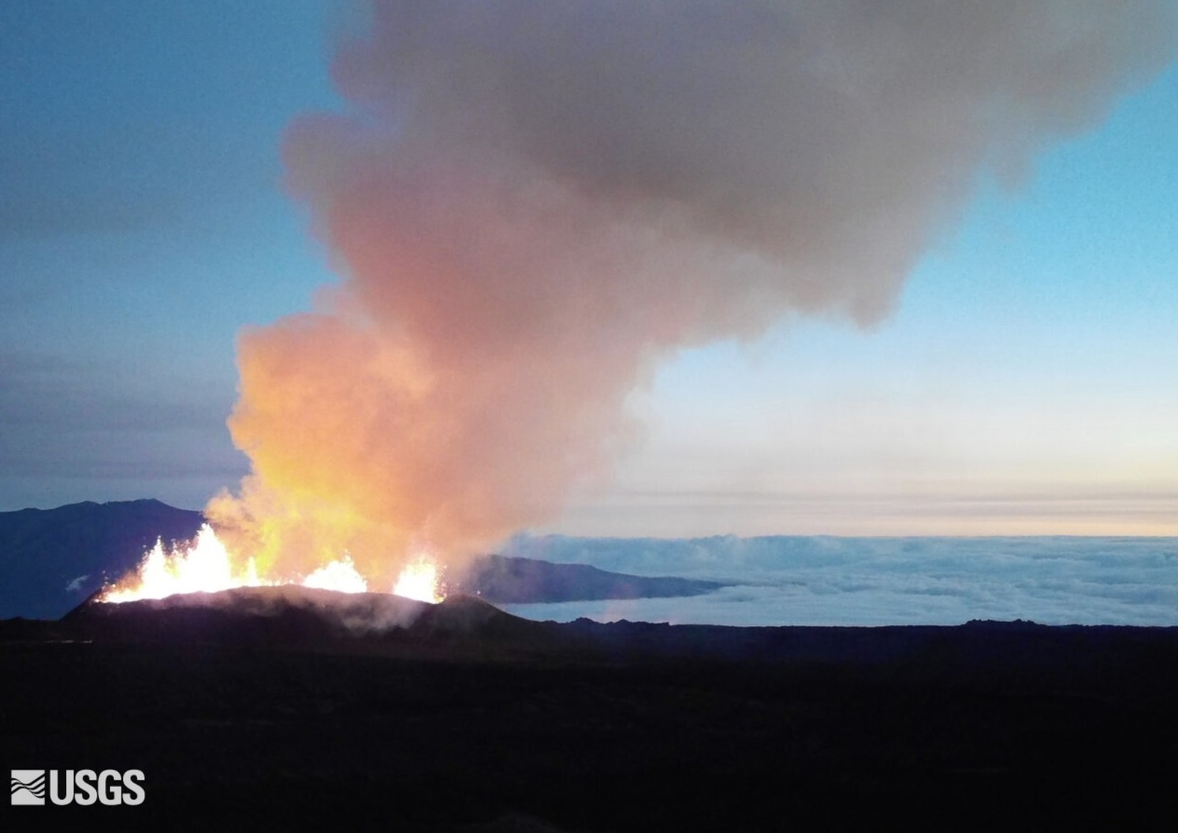 Le nuage de fumée du volcan Mauna Loa filmé par une webcam le 3 décembre dernier. © Windy.com