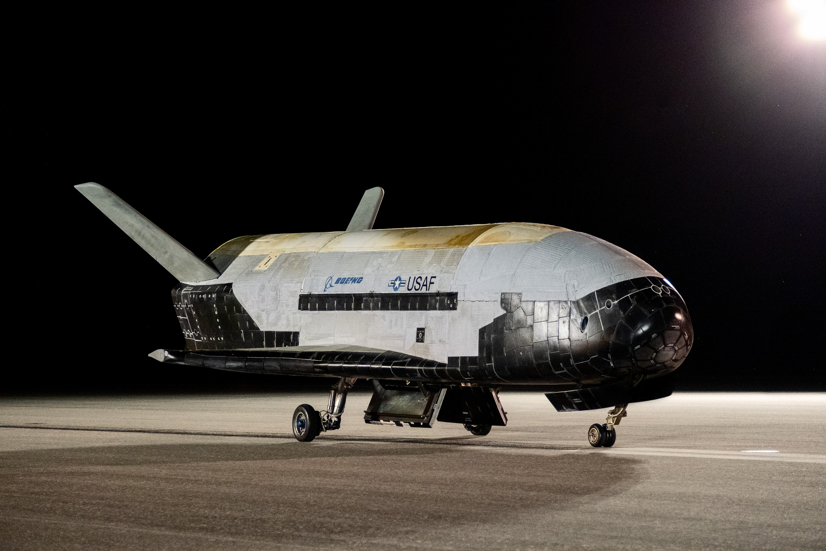 Retour sur Terre du X-37B après une mission record de 908 jours en orbite. © Boeing, US Space Force