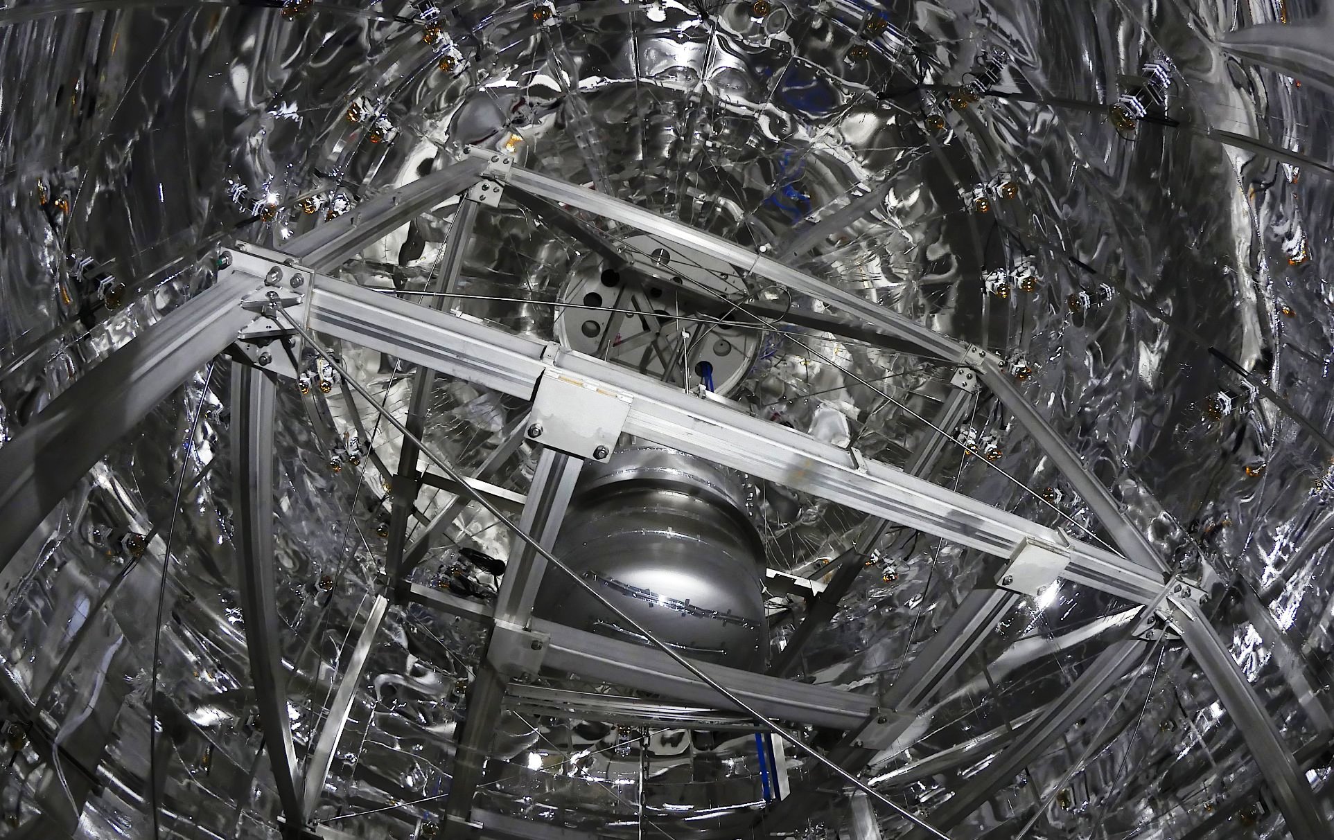 L'expérience Xenon 1T a-t-elle découvert la matière noire ? Elle se trouve sous le Gran Sasso, en Italie, dans une caverne qui mesure 100 m de long, 20 m de large et 18 m de haut. Le nouvel instrument y est installé à l'intérieur d'un château d'eau de 10 m de diamètre afin de le protéger de la radioactivité naturelle de l'environnement. © Xenon Collaboration