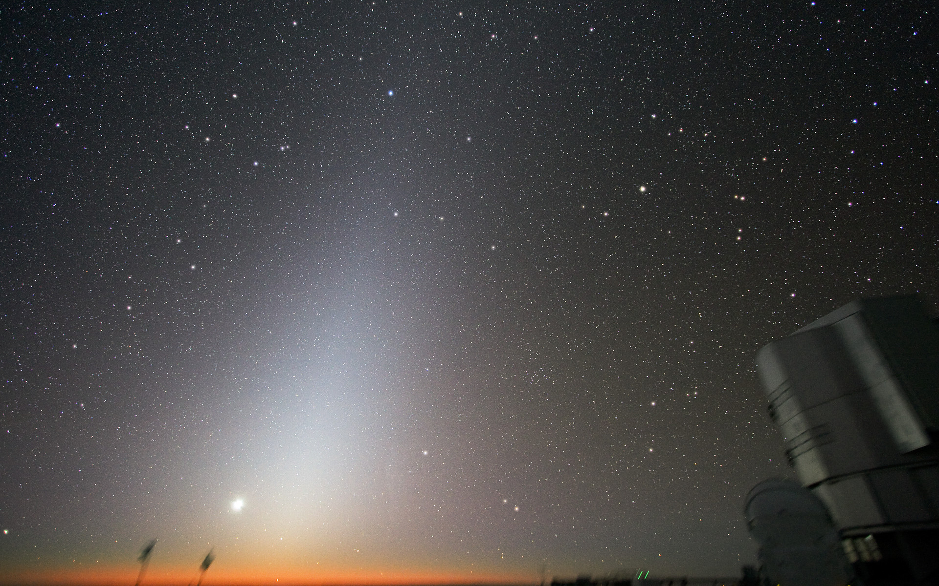 La lumière zodiacale photographiée depuis le sommet du mont Paranal, au Chili, où est installé le VLT. © ESO, Y. Beletsky 