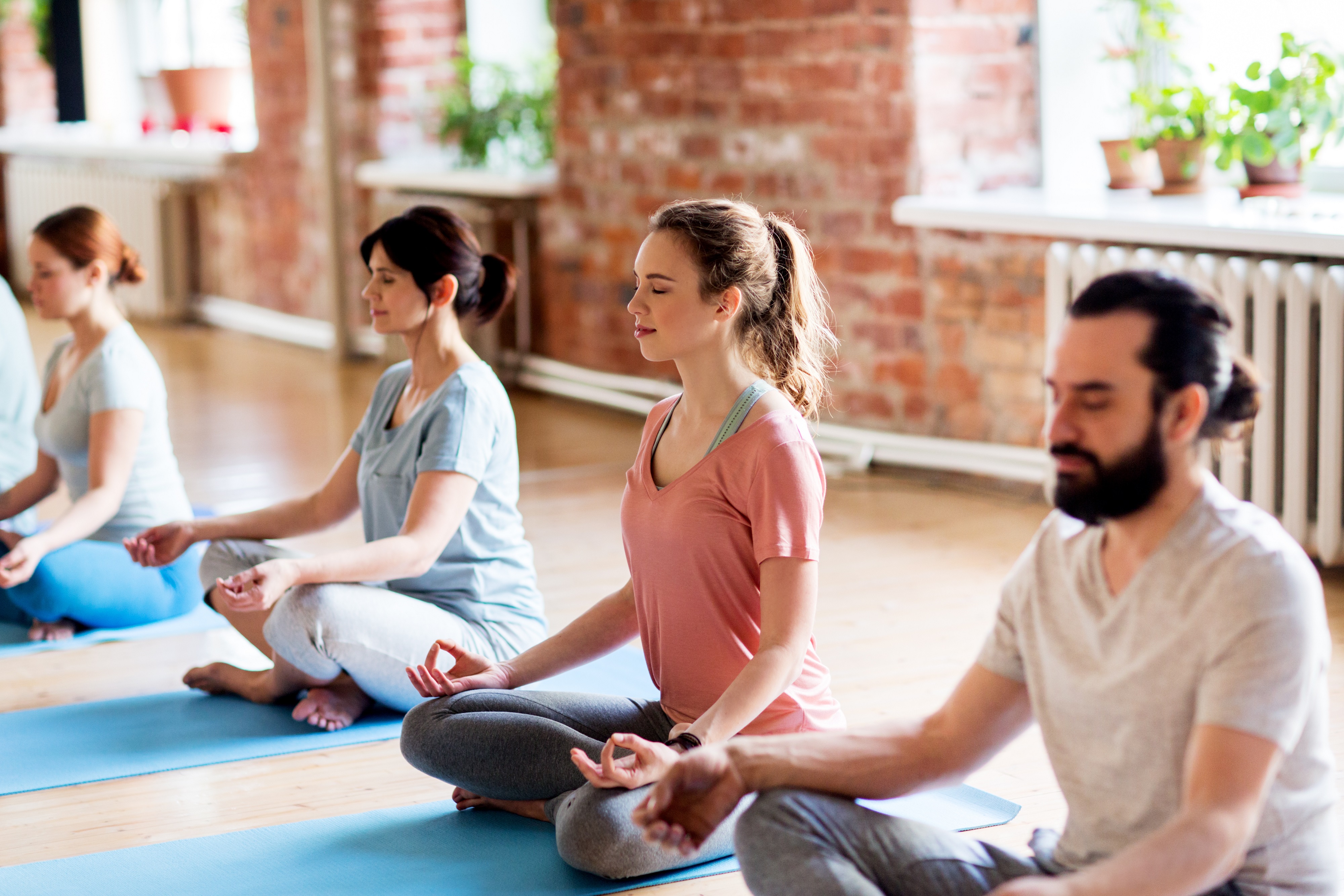Le yoga s’avère présenter des effets bénéfiques chez des patients atteints d’insuffisance cardiaque, réduisant leurs symptômes sur le long terme. © Syda Productions, Adobe Stock 