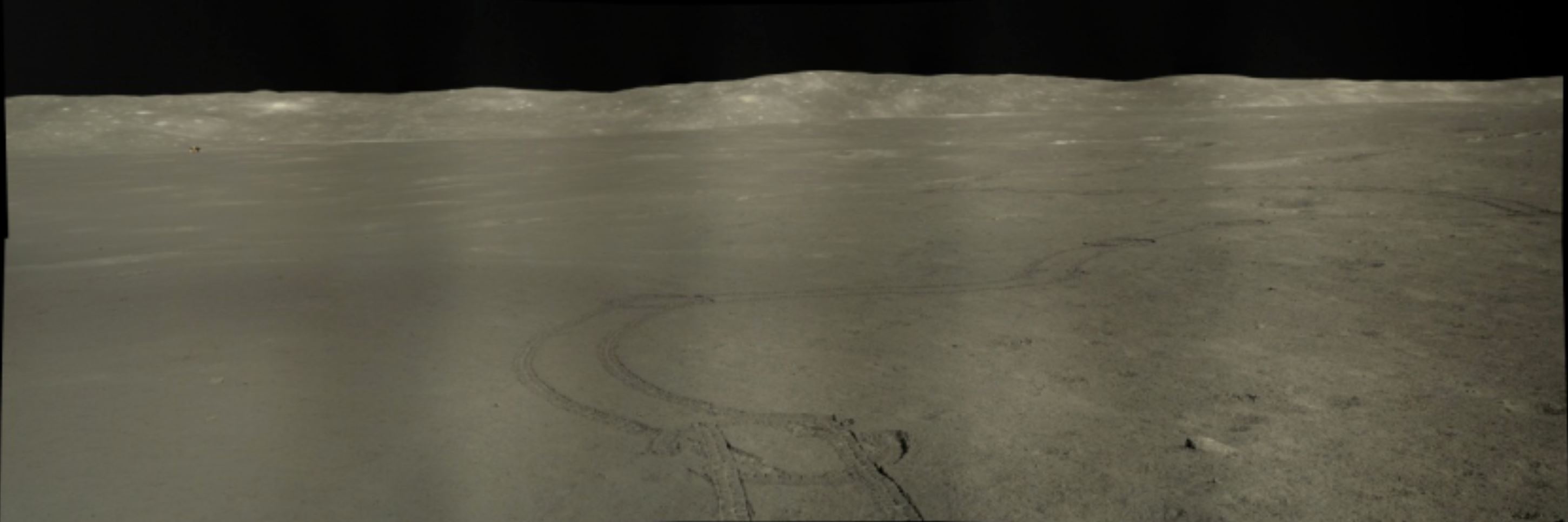 Magnifique panorama immortalisé par le rover chinois Yutu-2 à l'issue de son 40e jour lunaire sur la face cachée. On y voit les traces de ses six roues. On distingue même l'atterrisseur Chang'e 4 qui l'a déposé au sol il y a plus de trois ans aujourd'hui (le point noir à gauche, au pied du bord&nbsp;du cratère Von Kármán).&nbsp;© Clep, CNSA, Ourspace