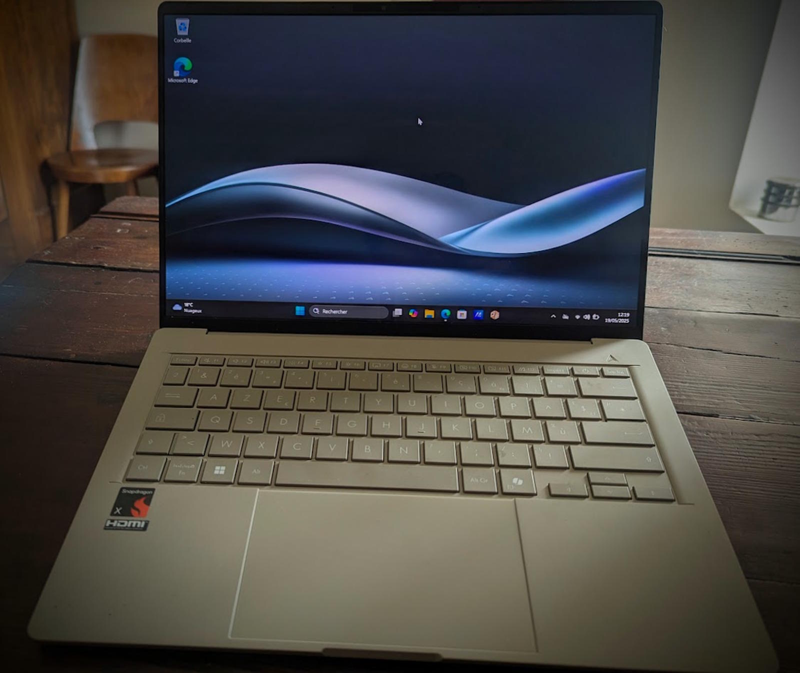 Compact, ultraléger, le Zenbook A14 sait séduire esthétiquement et pratiquement. © Futura
