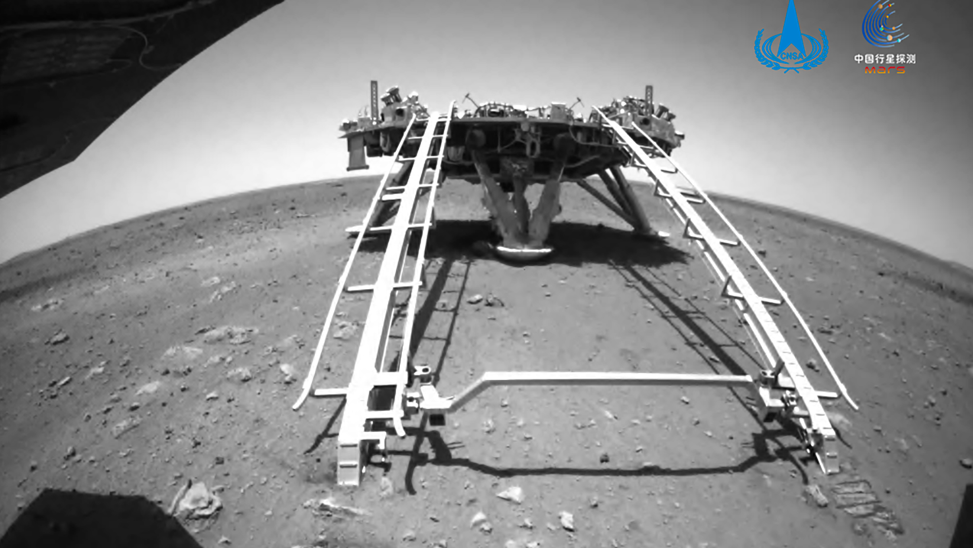 Le rover Zhurong est descendu de l'atterrisseur qui l'a amené sur Mars. © CNSA 