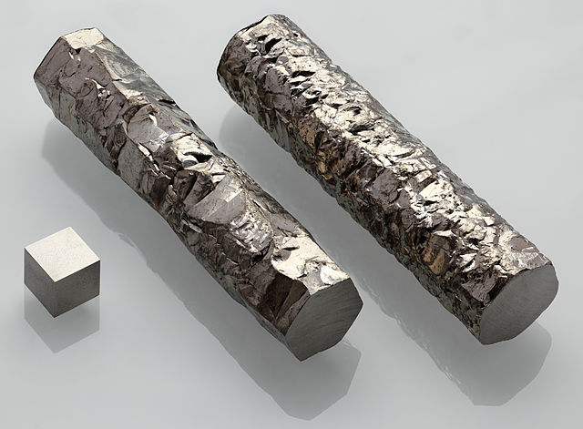 Barres de zirconium cristallisé grâce au procédé Van-Arkel-de-Boer à côté d'un cube de zirconium. © Alchemist-hp, Wikimedia Commons, CC by-nc-nd 3.0