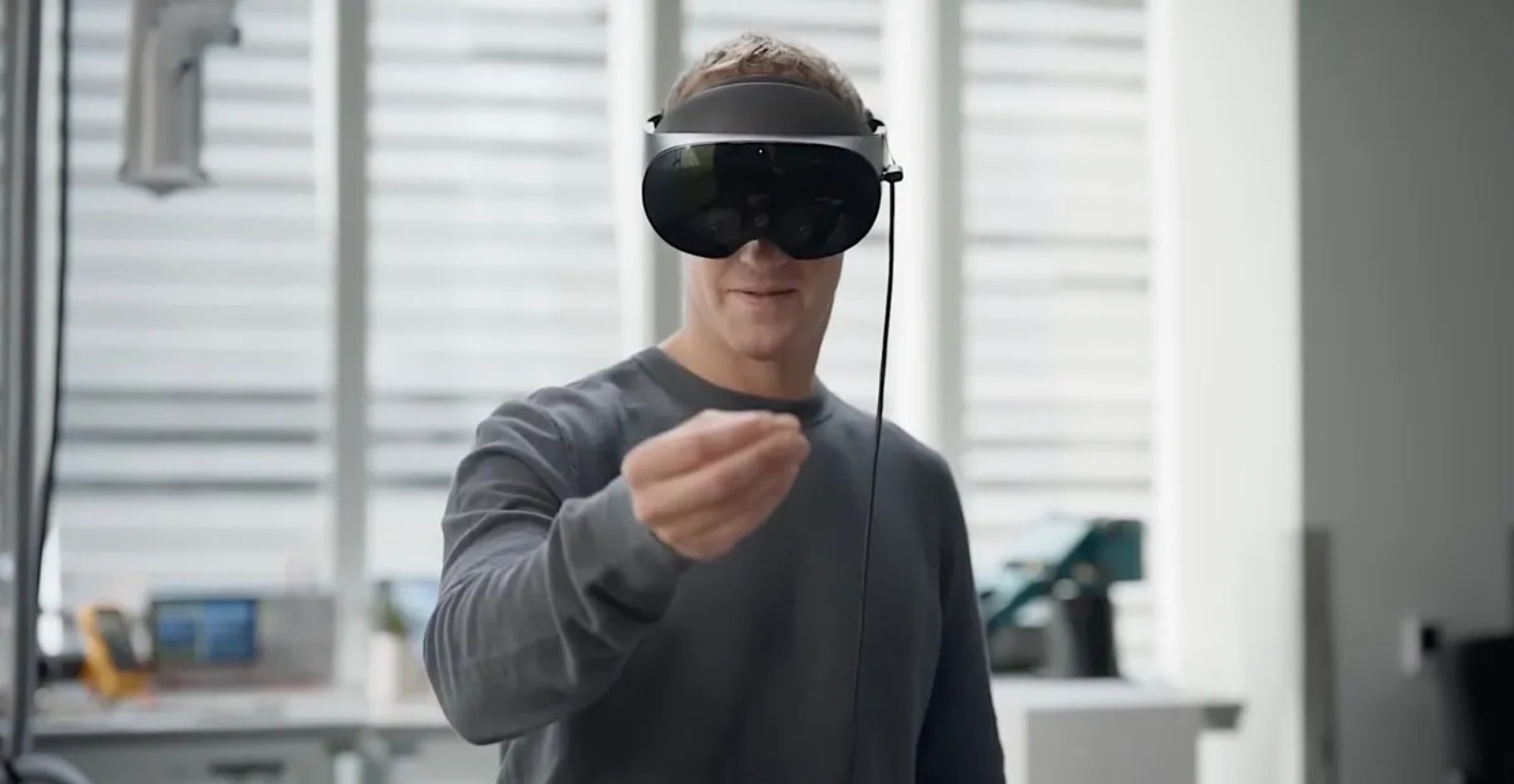 Mark Zuckerberg avec son casque de réalité mixte Meta Quest 3. © Meta
