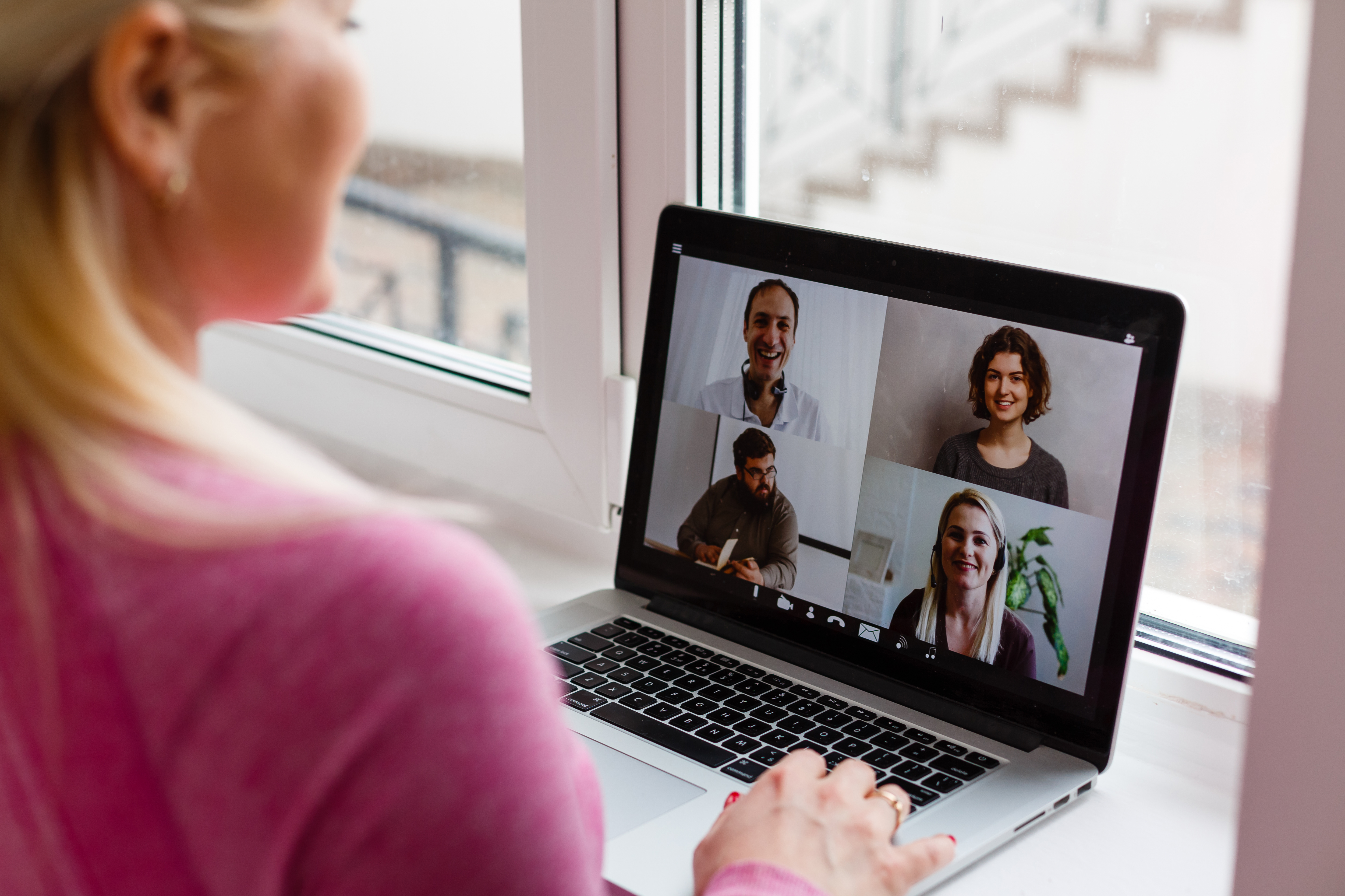 Une visioconférence est une réunion en ligne impliquant au moins deux personnes. © Angelov, Adobe Stock
