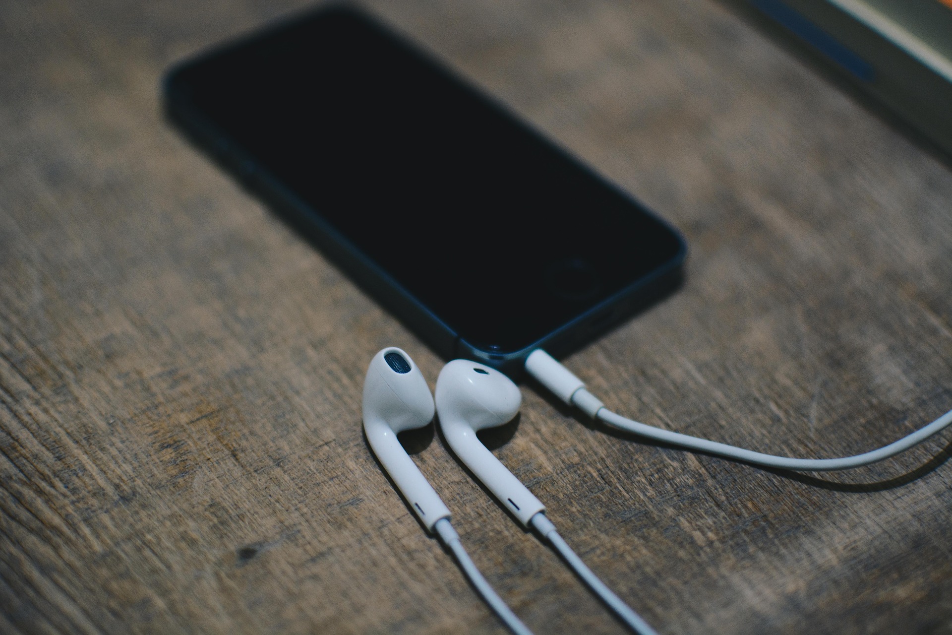 Les écouteurs vont disparaître du contenu des boîtes de smartphone. © bhupendra Singh, Pixabay