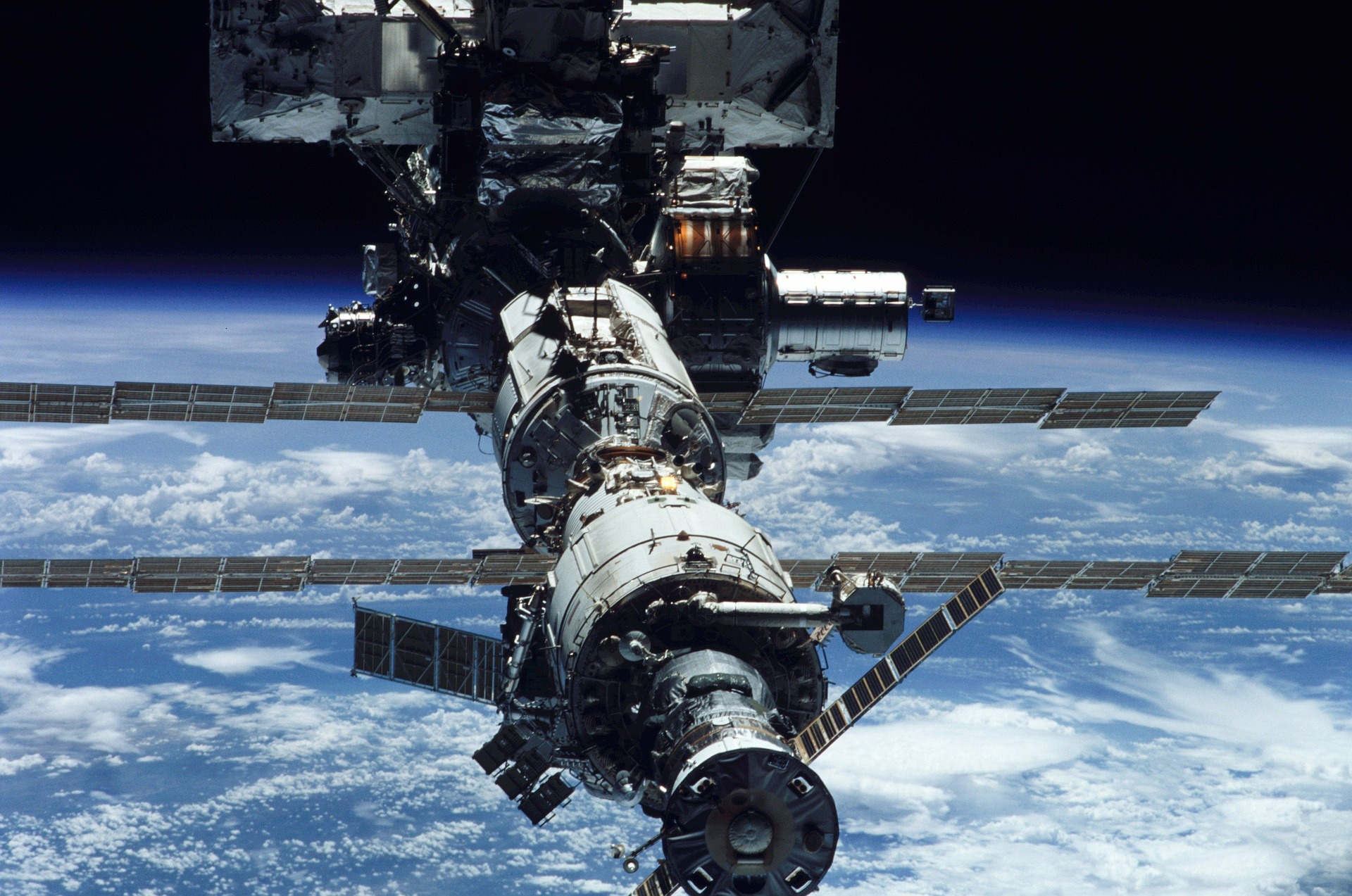 La station ISS est déjà utilisée comme nœud pour le transfert de données entre la Terre et une autre planète. © WikiImages, Pixabay