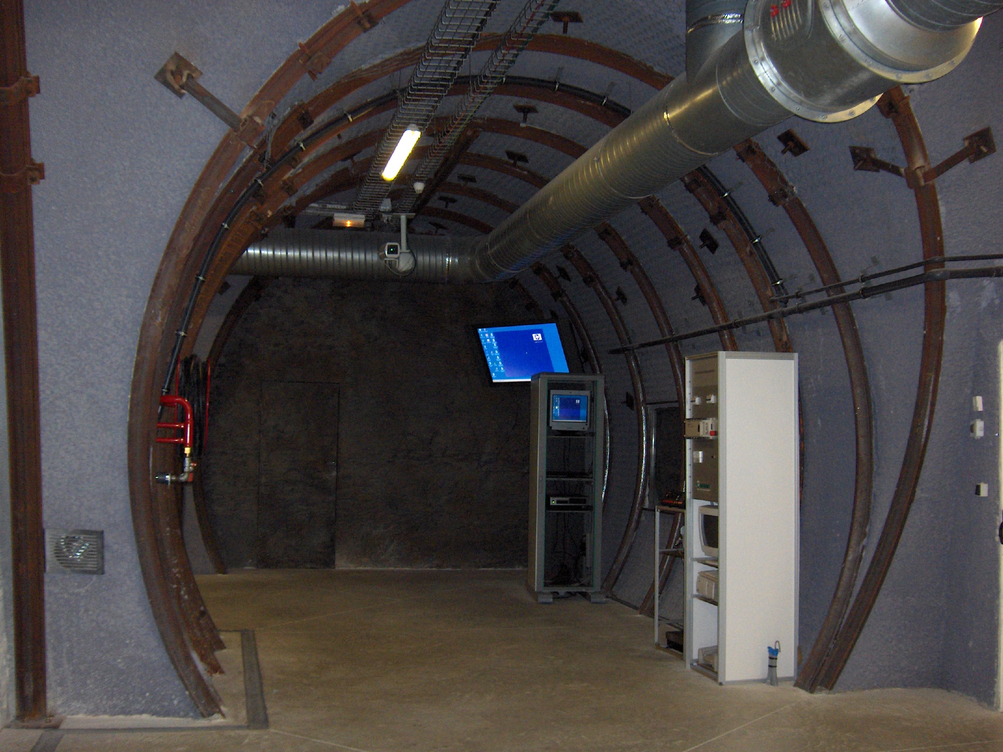Le Laboratoire de Bure comprend aussi des installations en surface, où les visiteurs peuvent notamment venir observer cette maquette d’une galerie souterraine. © Ji-Elle, Wikimedia Commons