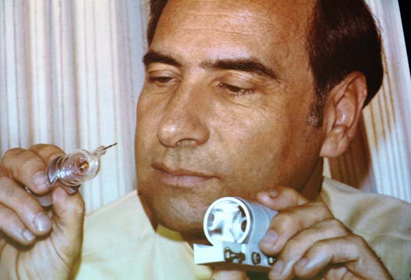 Theodore Maiman a réussi le premier à faire fonctionner un laser optique à rubis. Il a projeté sa lumière le 16 mai 1960. © Kathleen Maiman