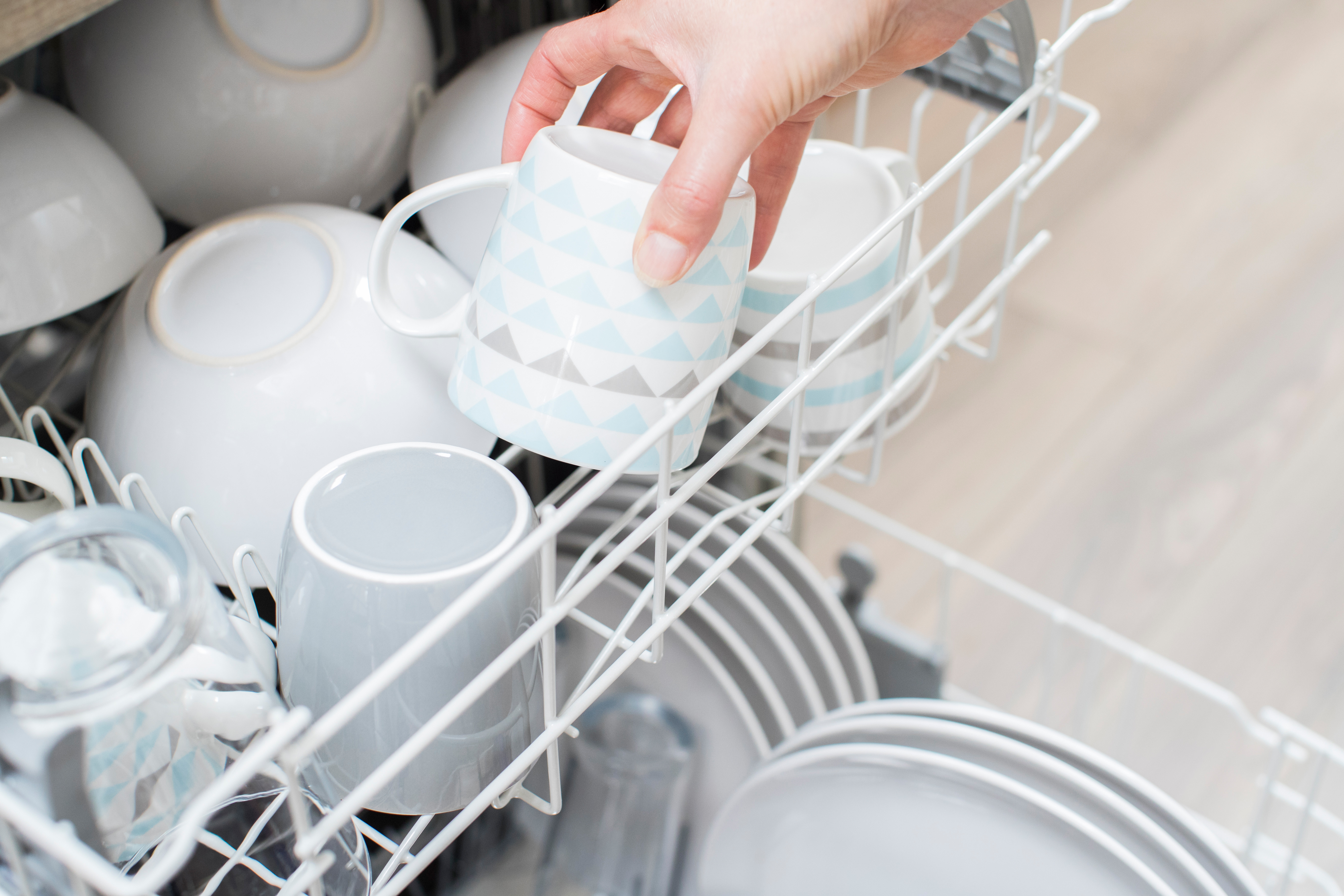 Avec ses nombreuses fonctionnalités, le lave-vaisselle encastrable est un appareil indispensable à votre cuisine. © Daisy Daisy, Adobe Stock 