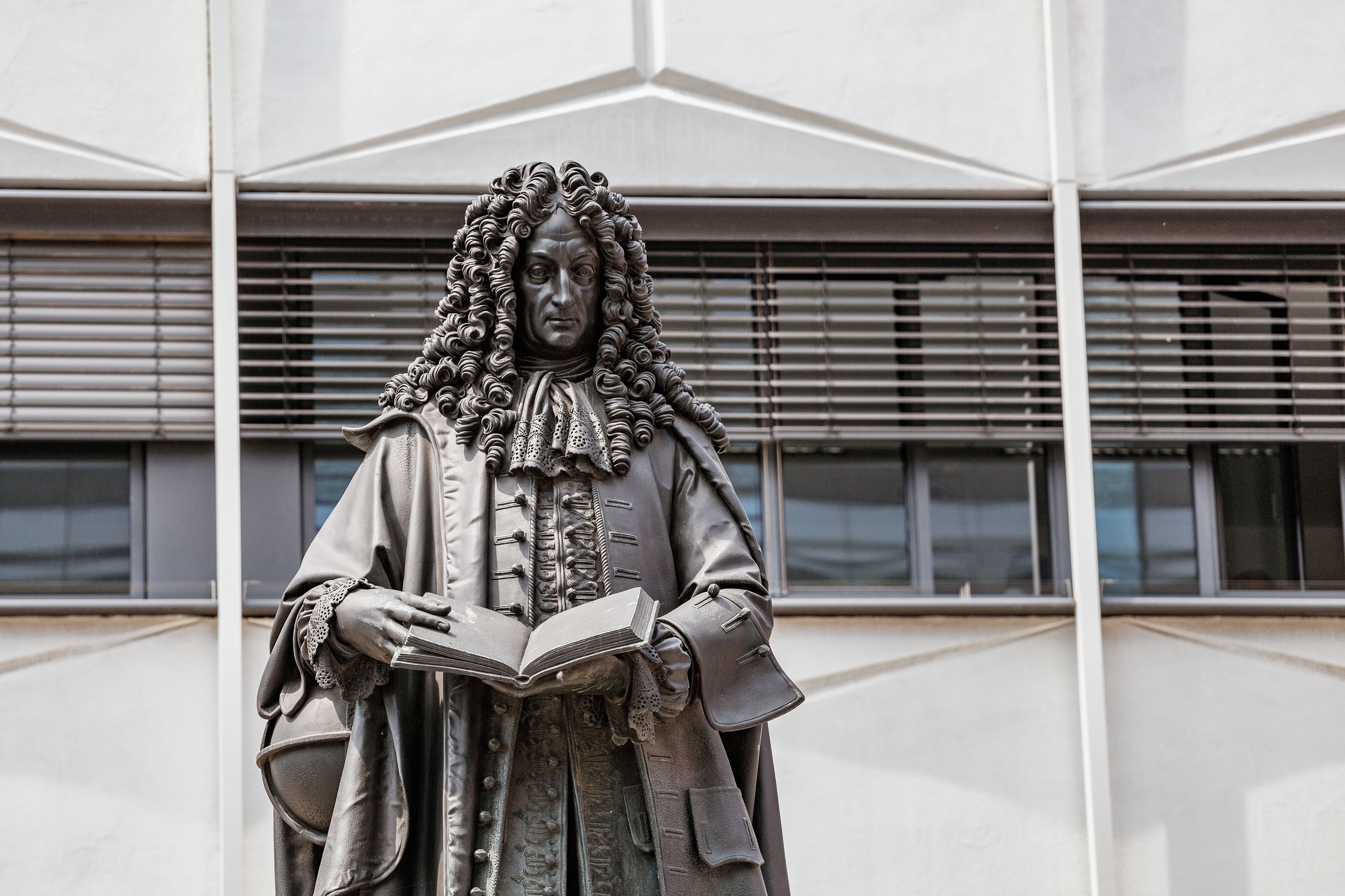 Le mathématicien Gottfried Wilhelm Leibniz (1646-1716) a mis fin, avec Isaac Newton, aux paradoxes concernant la notion de vitesse en développant le calcul différentiel et le calcul intégral. © EdNurg, Adobe Stock