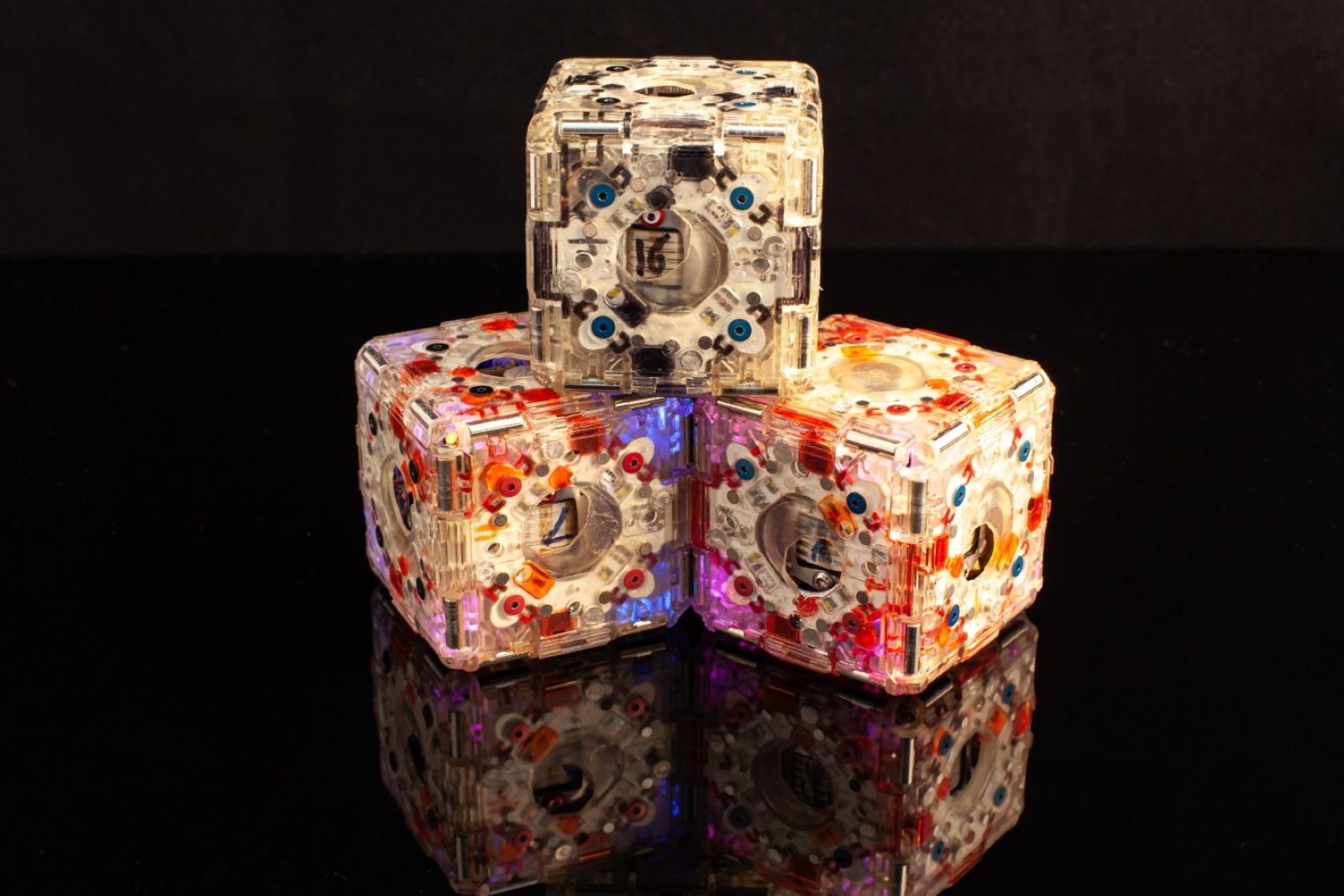 Seul, le cube ne sert à rien, mais il reconnaît les autres cubes et s'assemblent selon les besoins. © MIT