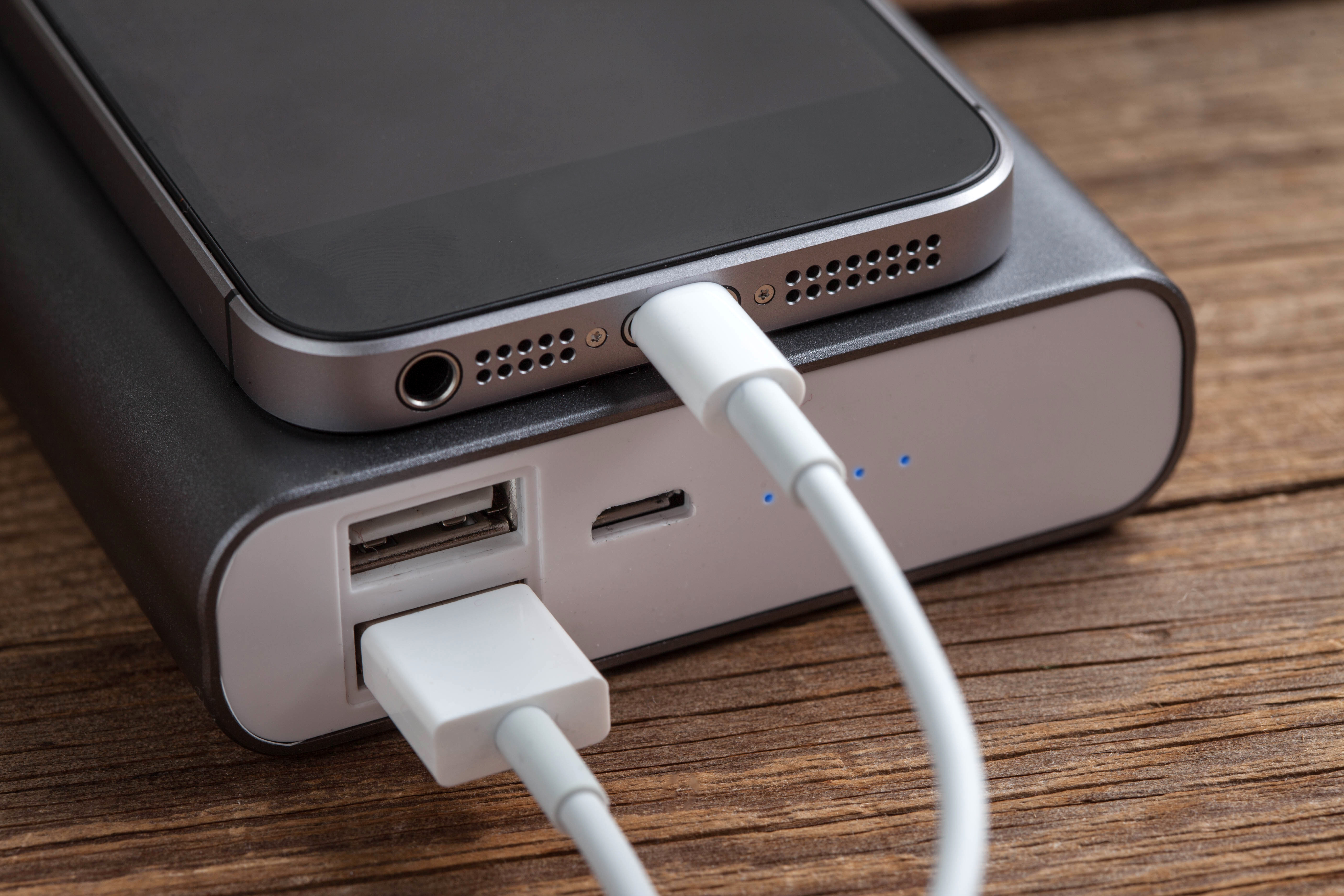 Une batterie externe peut s'avérer très utiles lorsque vous êtes en déplacement © Arkadiusz Fajer, Adobe Stock
