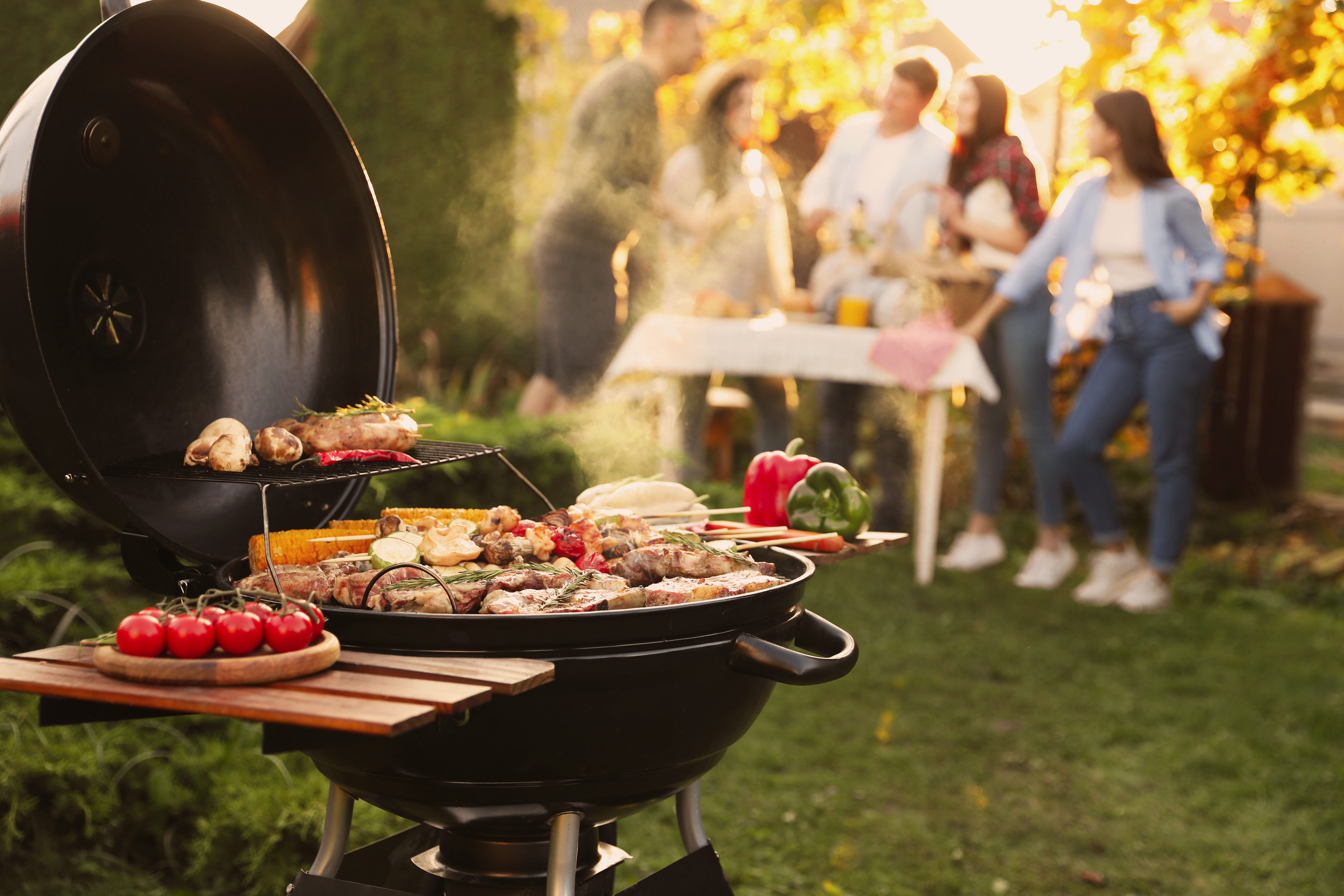 Le barbecue s’installe facilement dans votre jardin pour des grillades savoureuses durant les beaux jours © New Africa, Adobe Stock