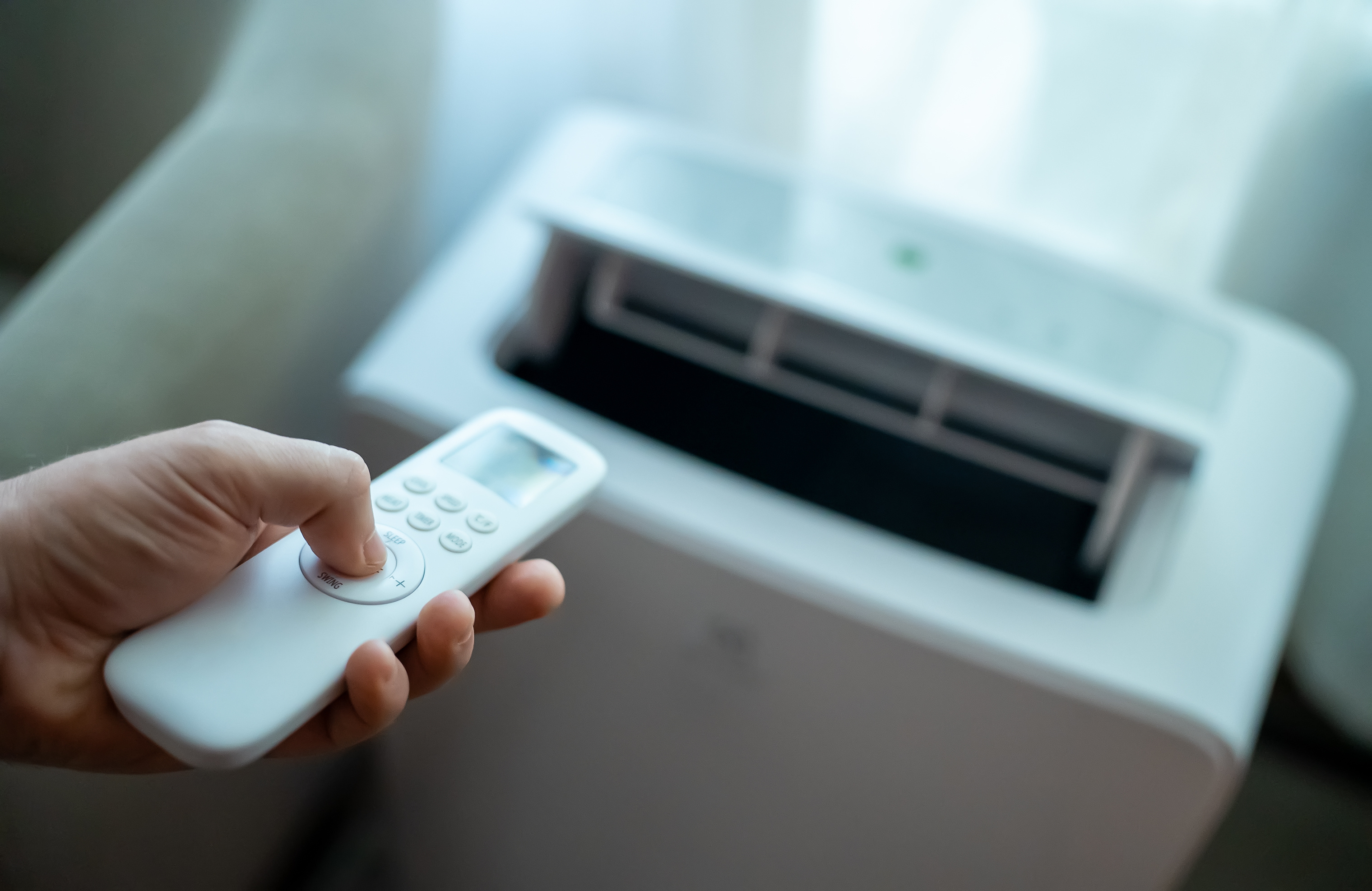 Grâce à notre guide d'achat, vous pourrez équiper votre intérieur d'un climatiseur mobile à prix abordable © M-Production, Adobe Stock