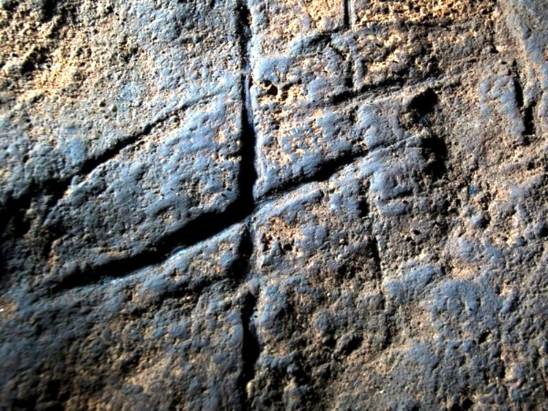 Bien que son sens nous échappe, voici l'œuvre d'art rupestre qui a été gravée dans la roche de la grotte de Gorham, sur l'île de Gibraltar, par un Néandertalien il y a plus de 39.000 ans. © Stuart Finlayson