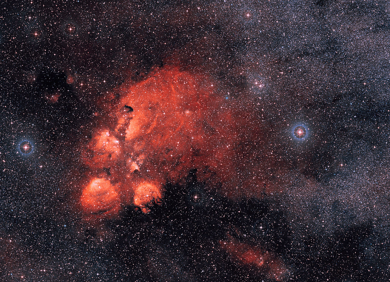 La nébuleuse de la Patte de Chat (NGC 6334) encore appelée nébuleuse de la Patte d'ours, est située dans la constellation du Scorpion à une distance d'environ 5.500 années-lumière du Soleil. Elle s'étend sur environ 50 années-lumière. Elle fut découverte par l'astronome britannique John Herschel en 1837. © Eso