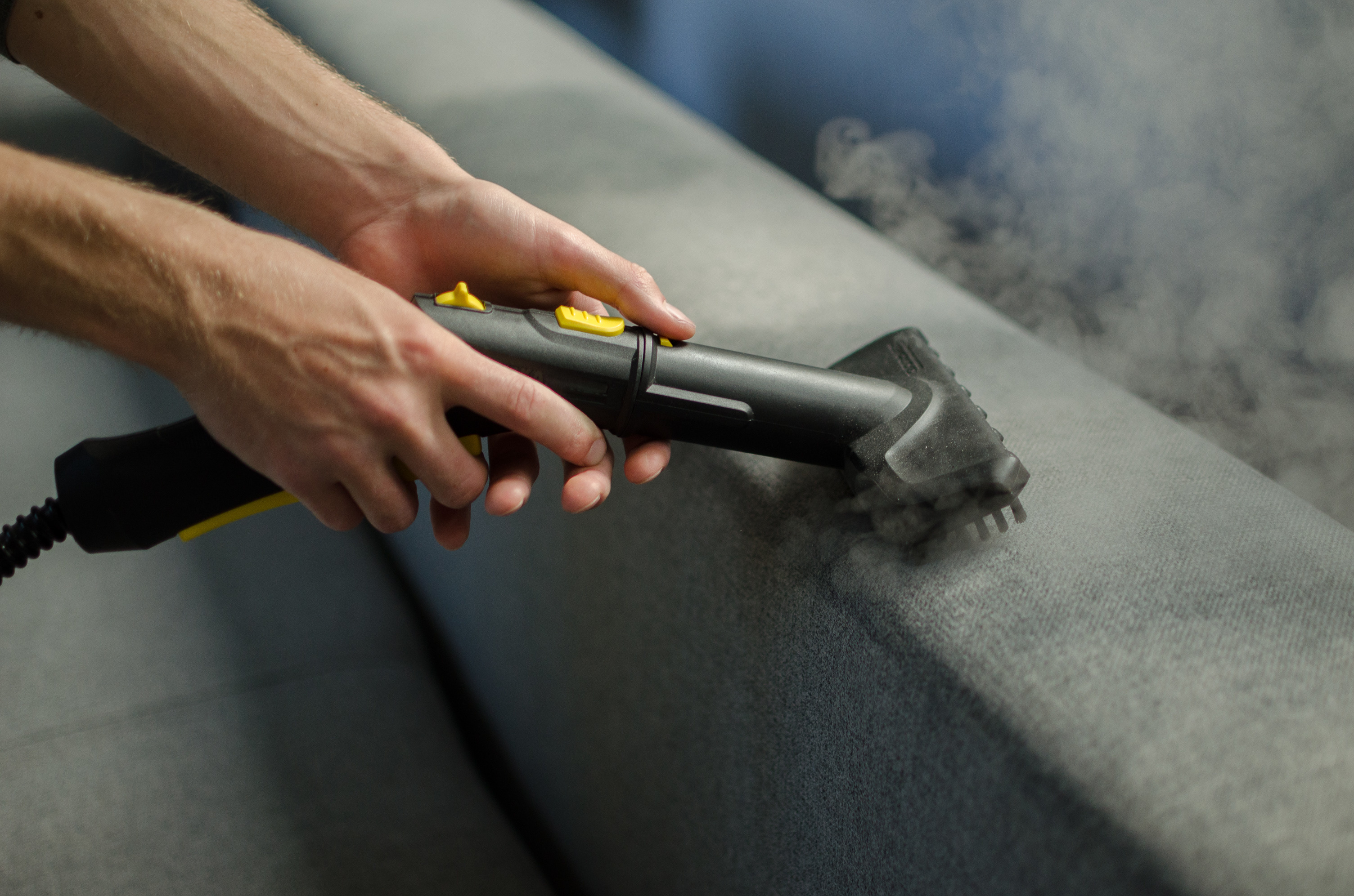Nettoyer simplement toutes les surfaces avec un nettoyeur à vapeur. © Jeena, Adobe Stock