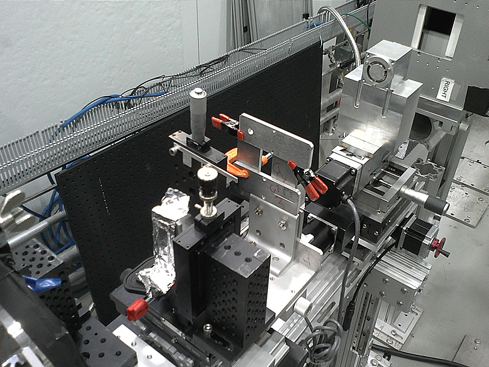 On voit sur cette image en haut à droite un cube métallique. Il contient le microscope à neutrons des chercheurs du MIT, alors qu'il était en test avec des faisceaux de neutrons du réacteur nucléaire de la célèbre université américaine. © Boris Khaykovich, MIT