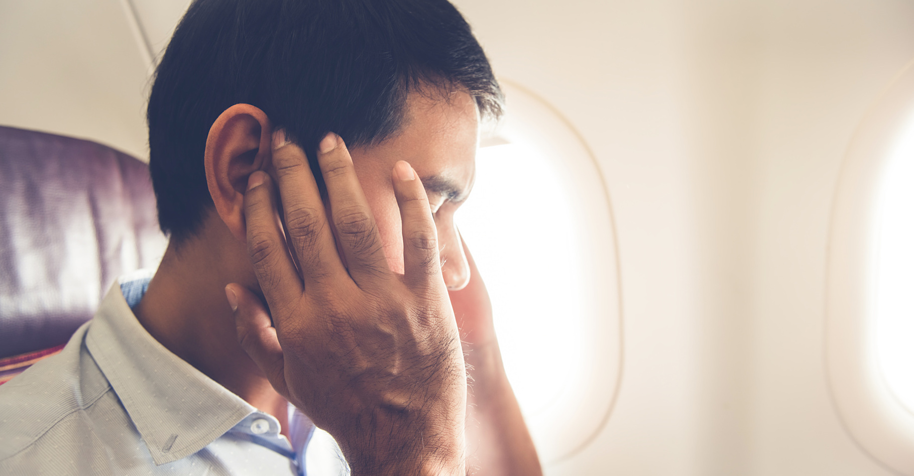 Prendre l’avion lorsque l’on souffre d’une otite est extrêmement douloureux. Et cela peut provoquer une déchirure du tympan. © kritchanut, Fotolia