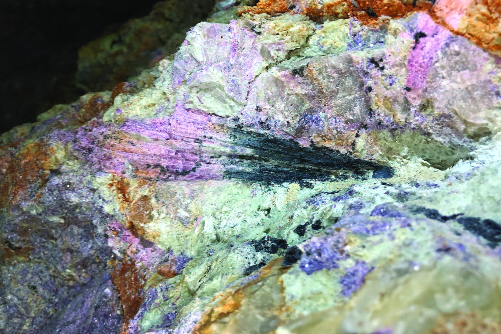 Cette tourmaline noire se transforme en tourmaline rose, au cœur d'une pegmatite de quartz, dans la mine Stewart Lithia (Californie). © Patrick Phelps, Rice University